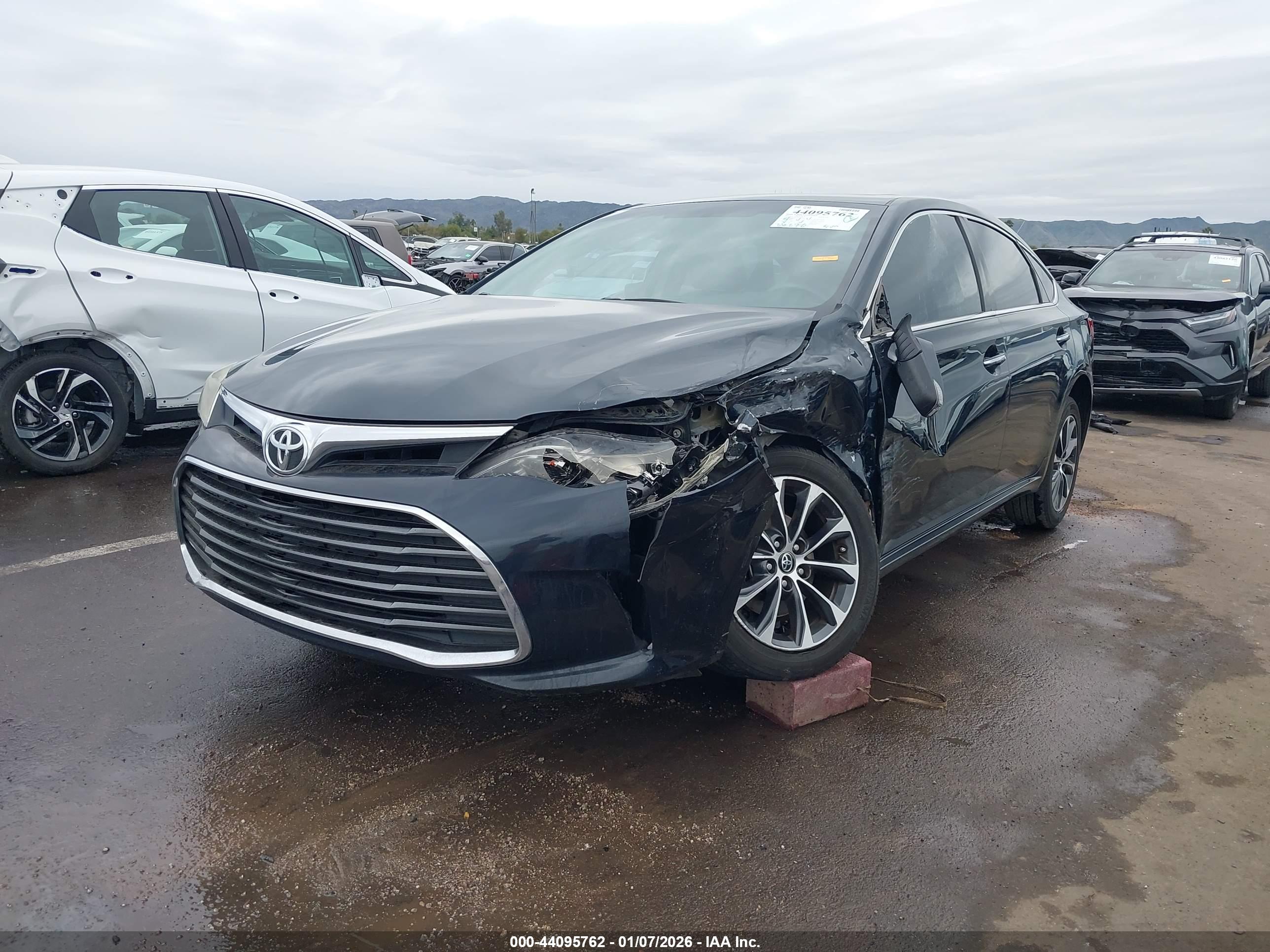 TOYOTA AVALON image 6