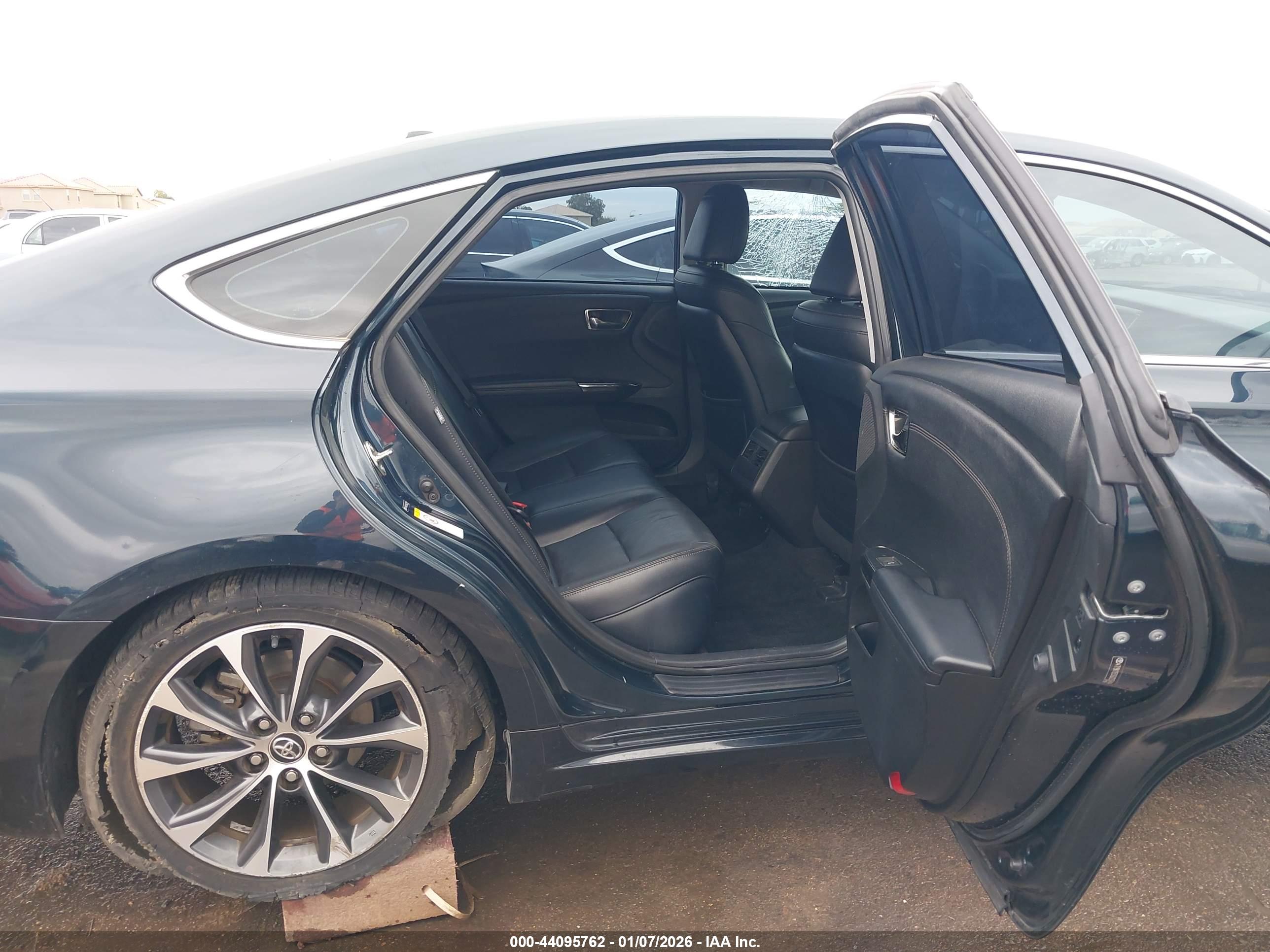 TOYOTA AVALON image 8