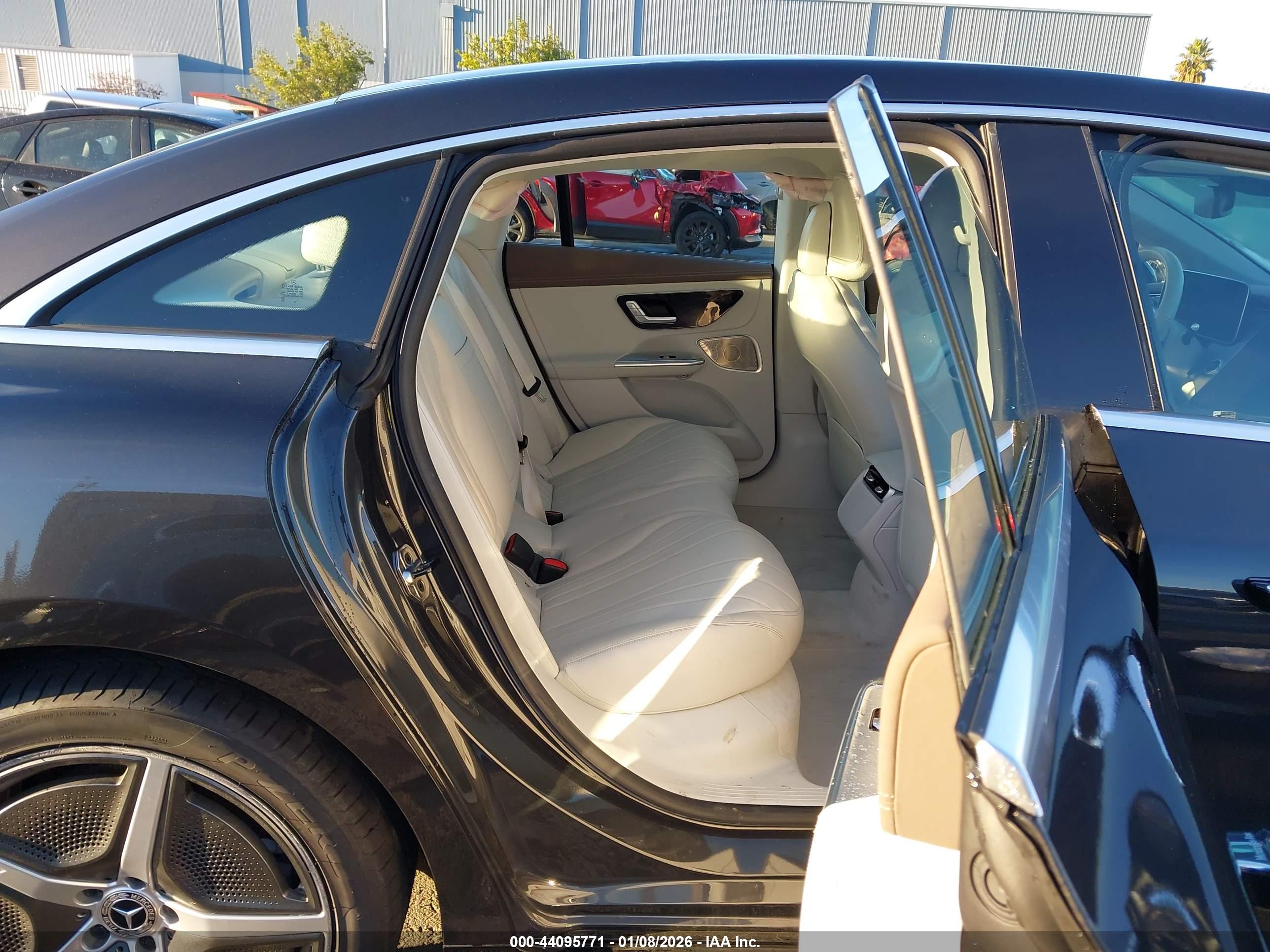 MERCEDES-BENZ EQE image 8