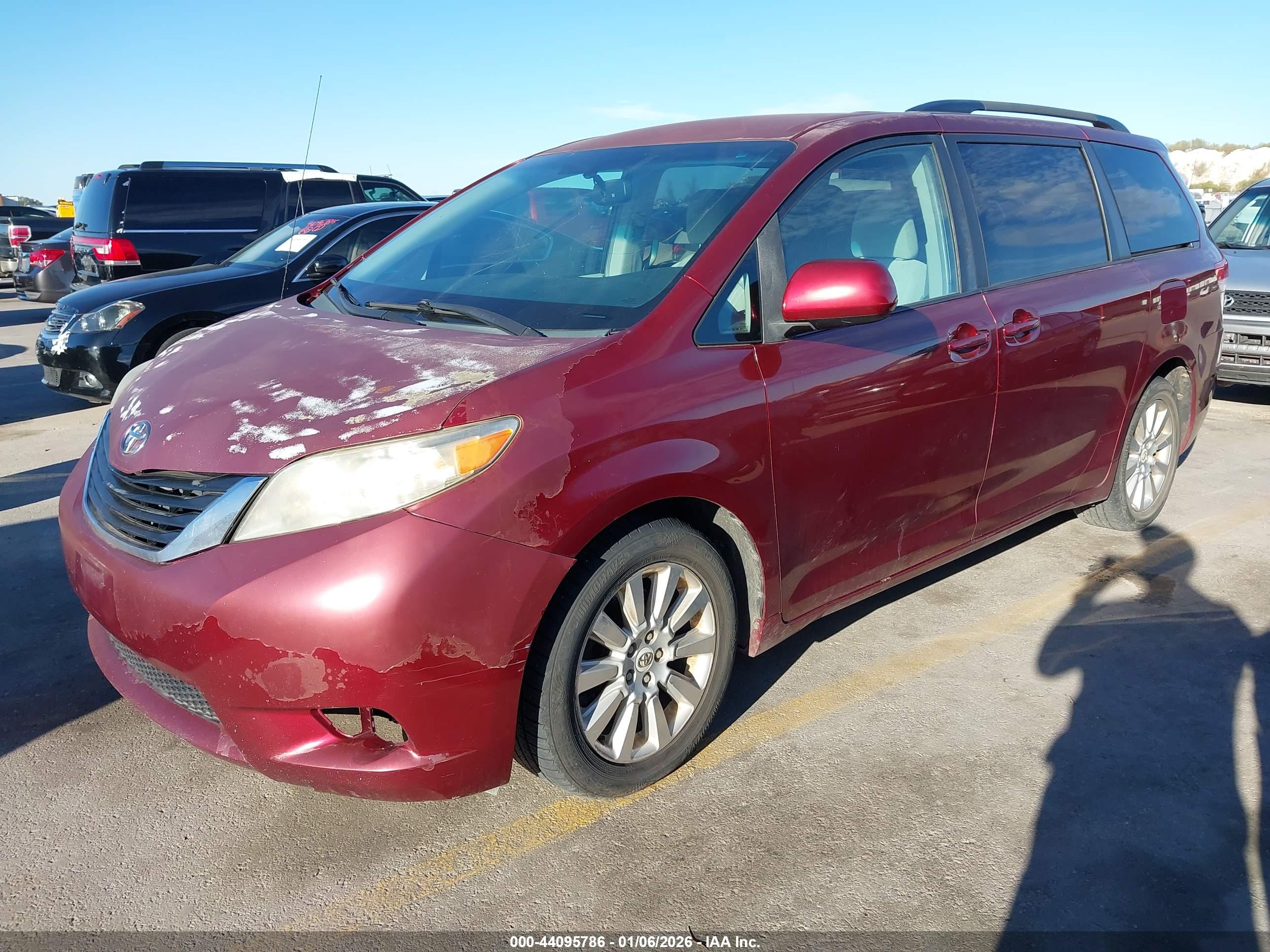 TOYOTA SIENNA image 2