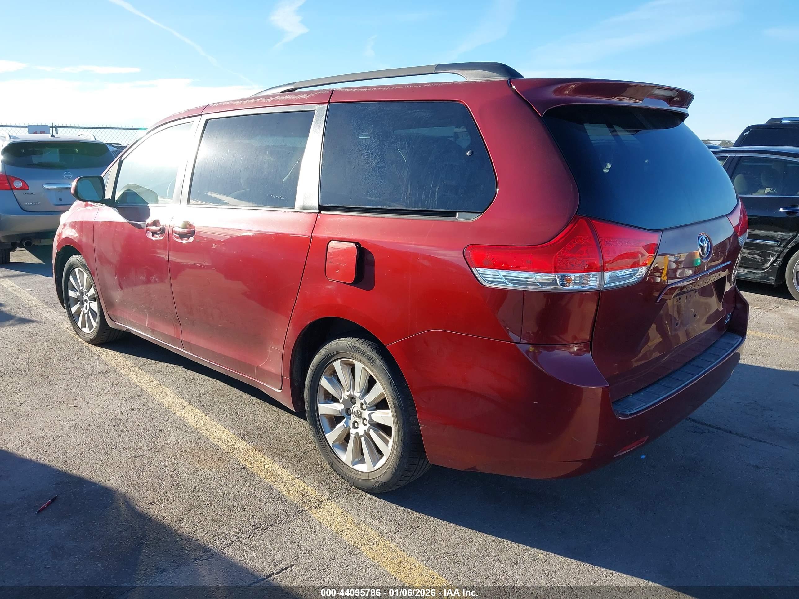 TOYOTA SIENNA image 3