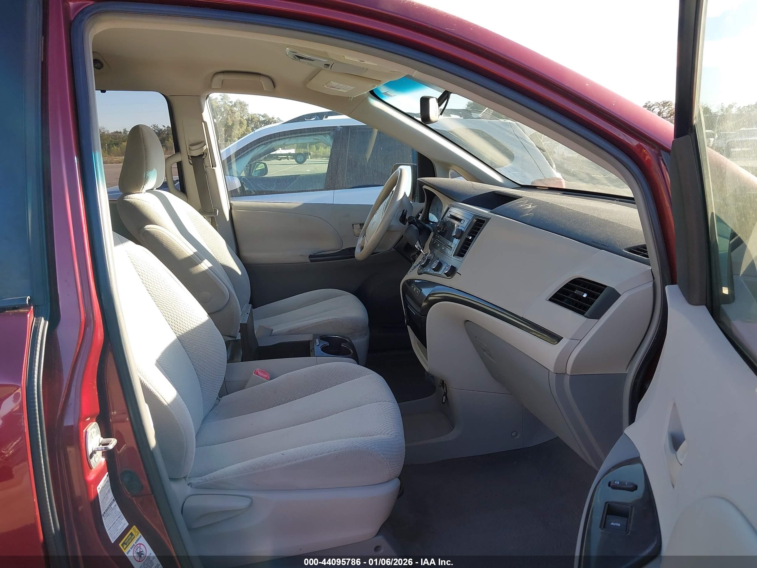 TOYOTA SIENNA image 5