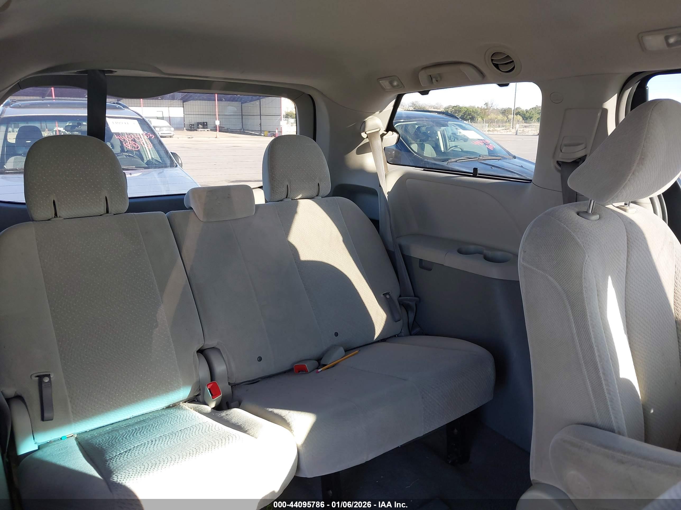 TOYOTA SIENNA image 8