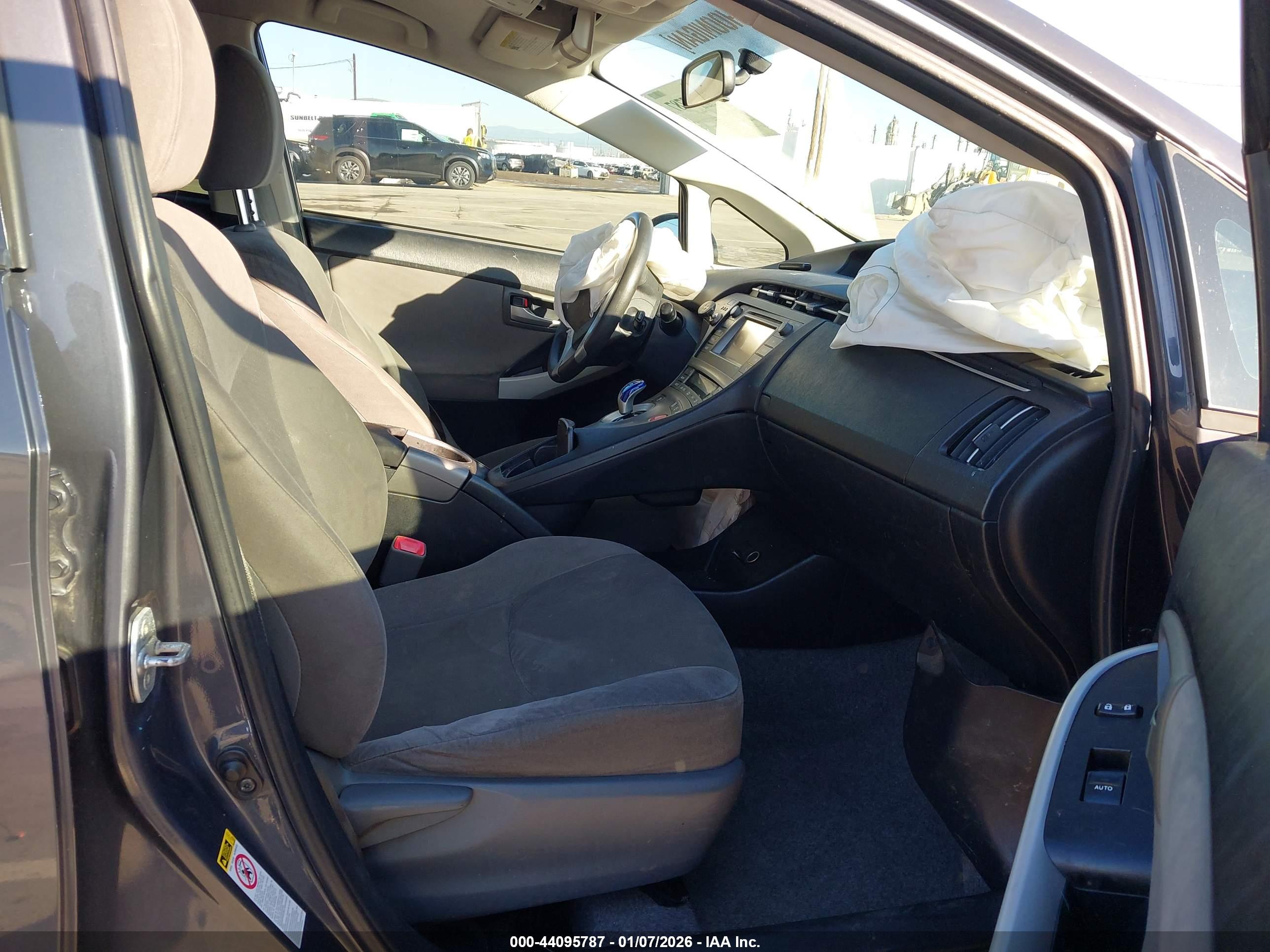 TOYOTA PRIUS image 5