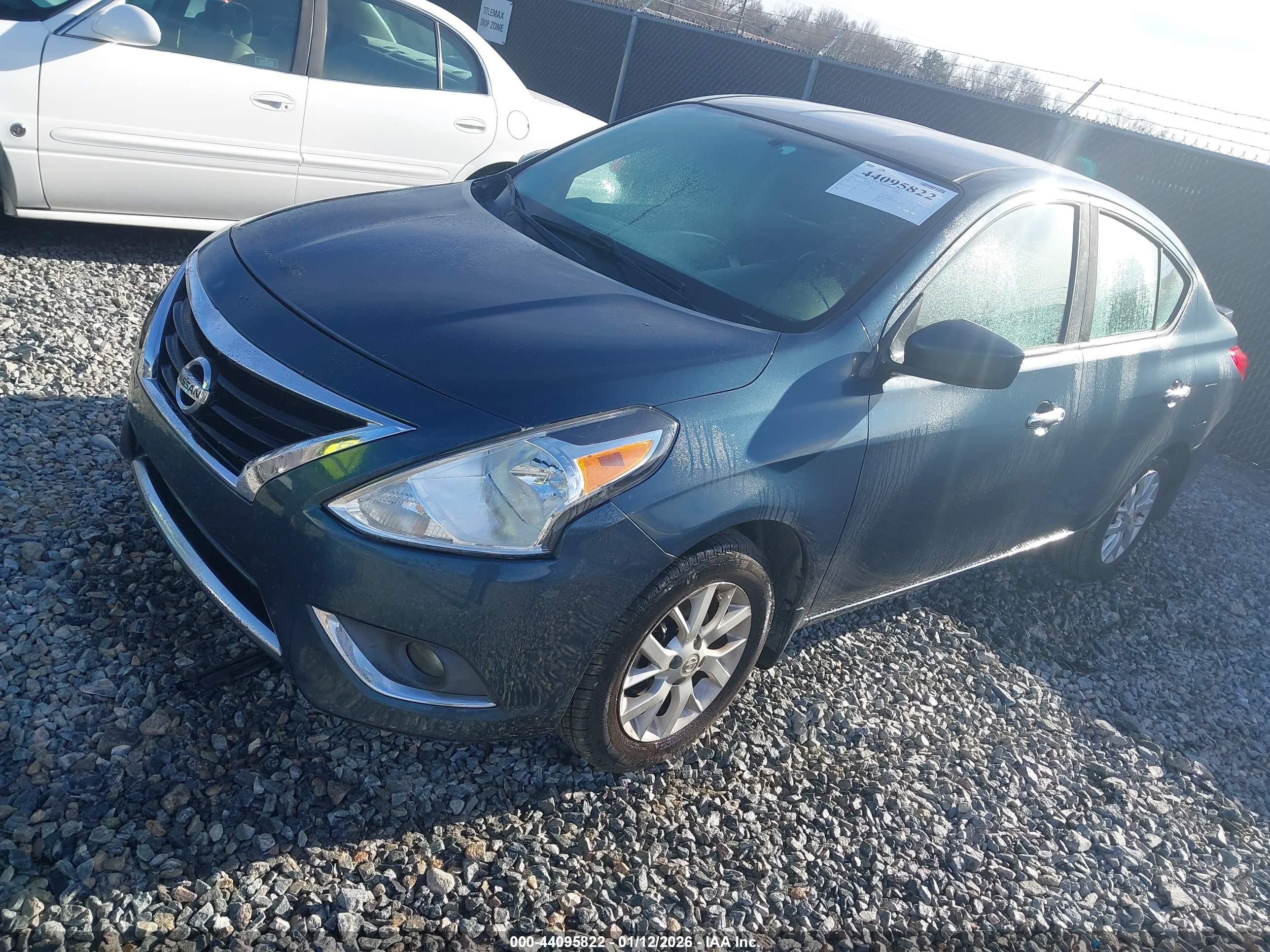NISSAN VERSA image 2