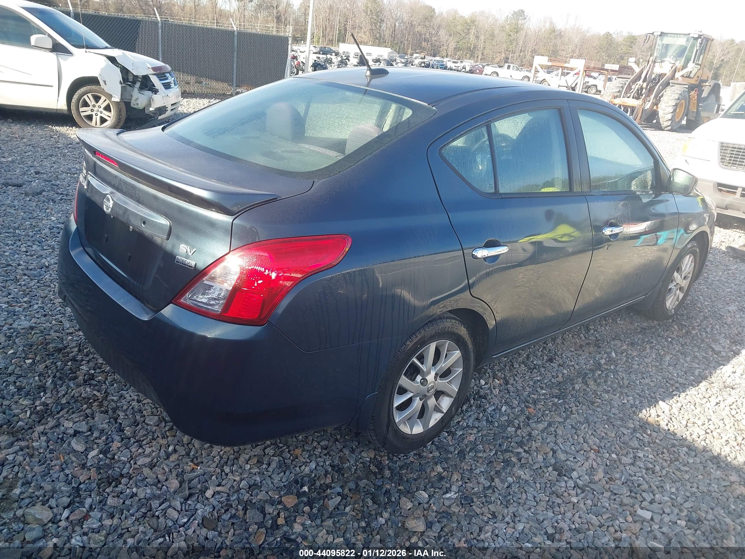 NISSAN VERSA image 4