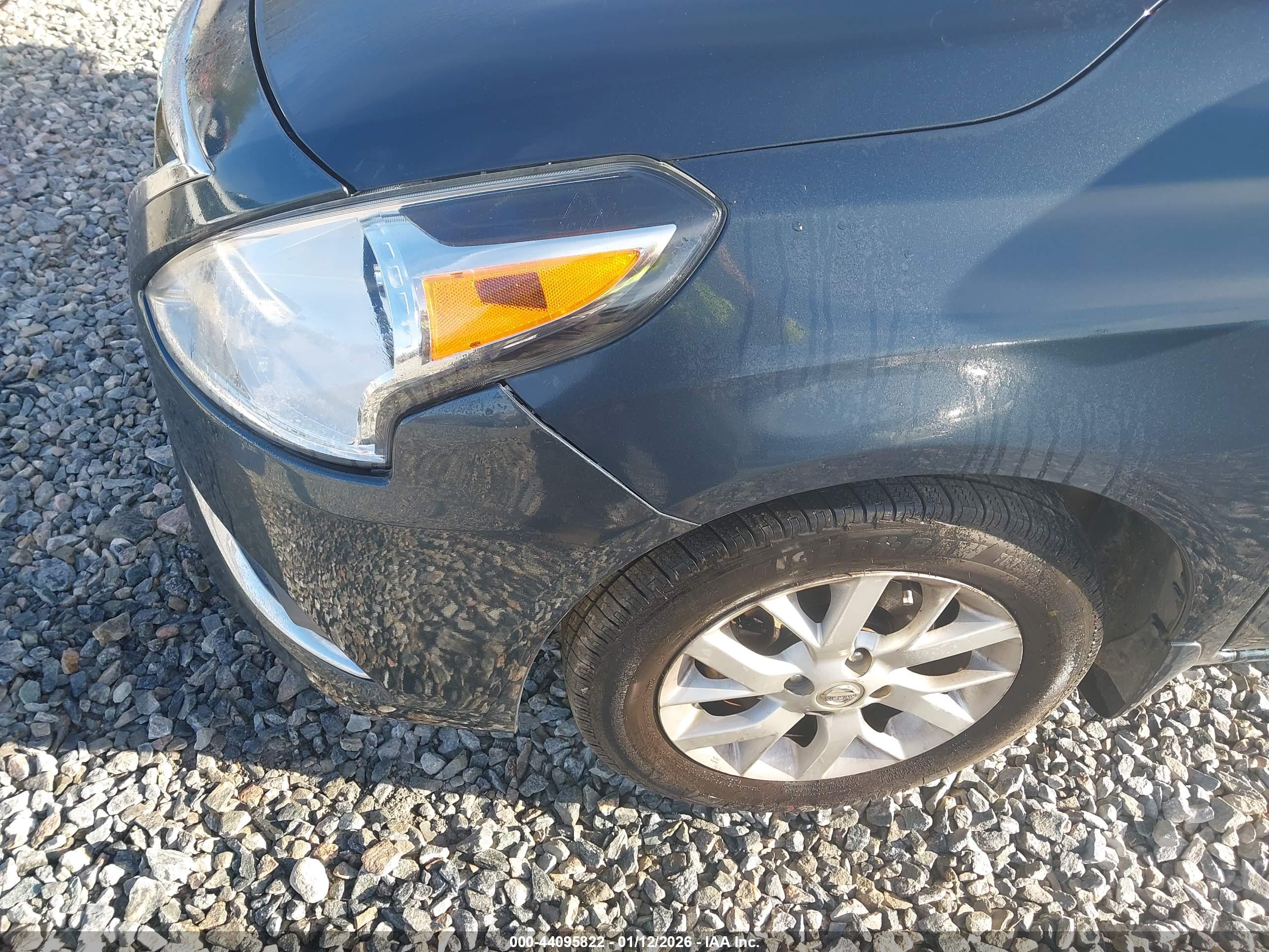 NISSAN VERSA image 6