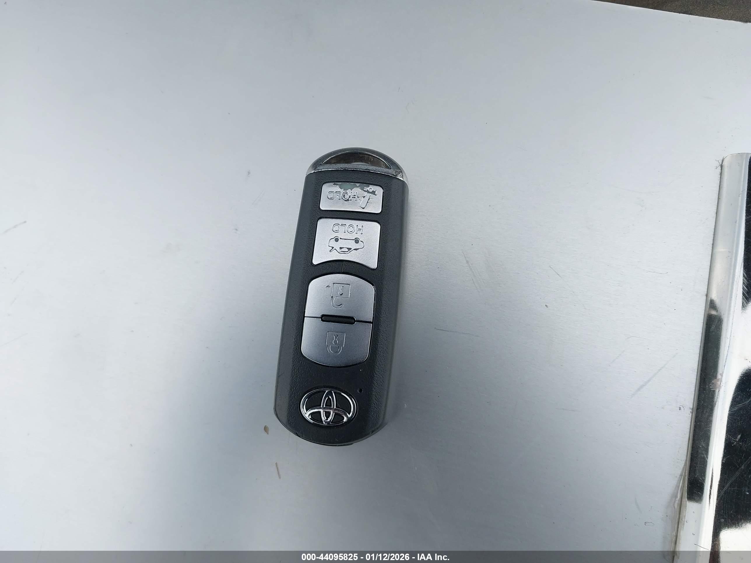 TOYOTA YARIS image 11