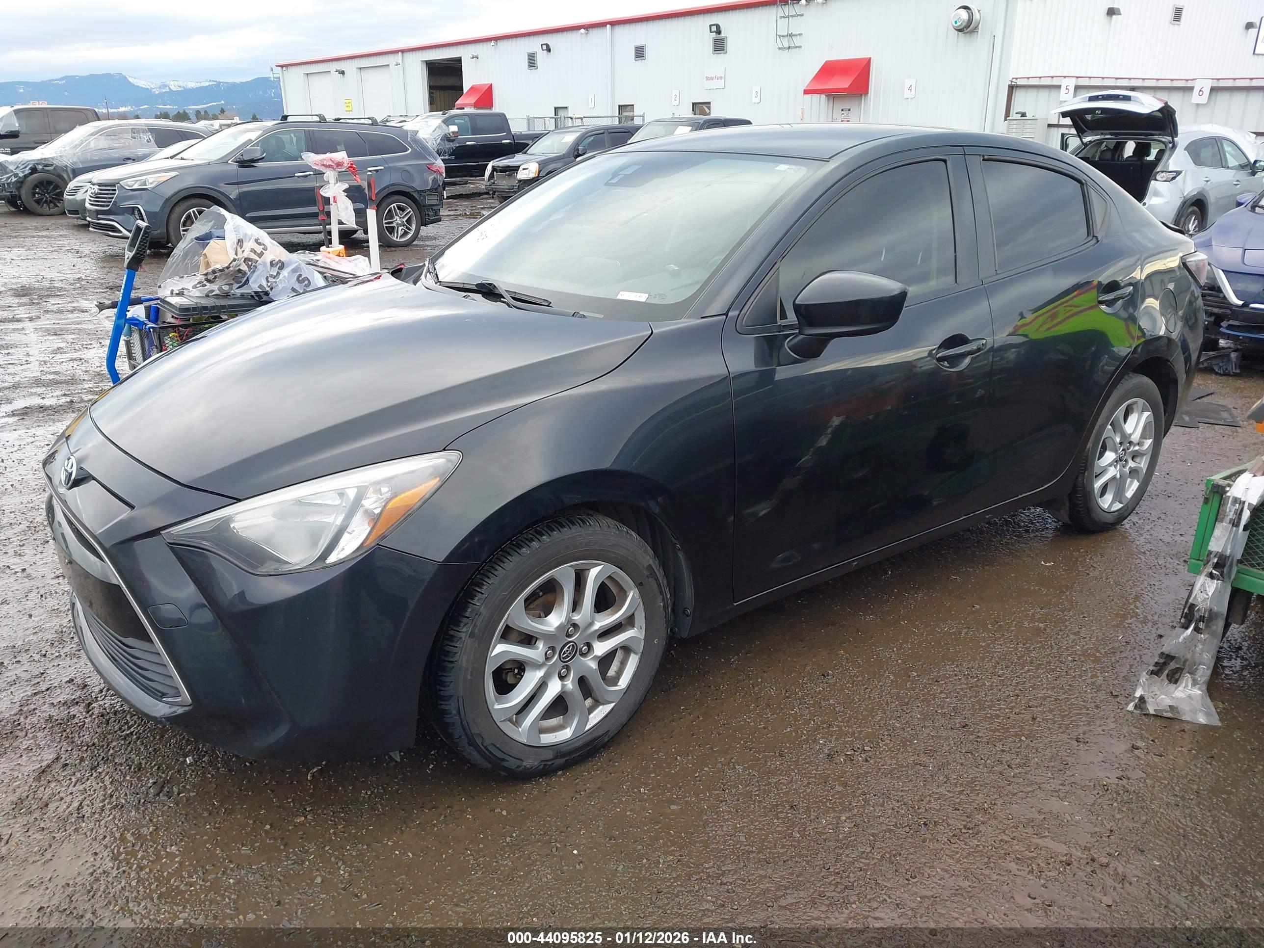 TOYOTA YARIS image 2