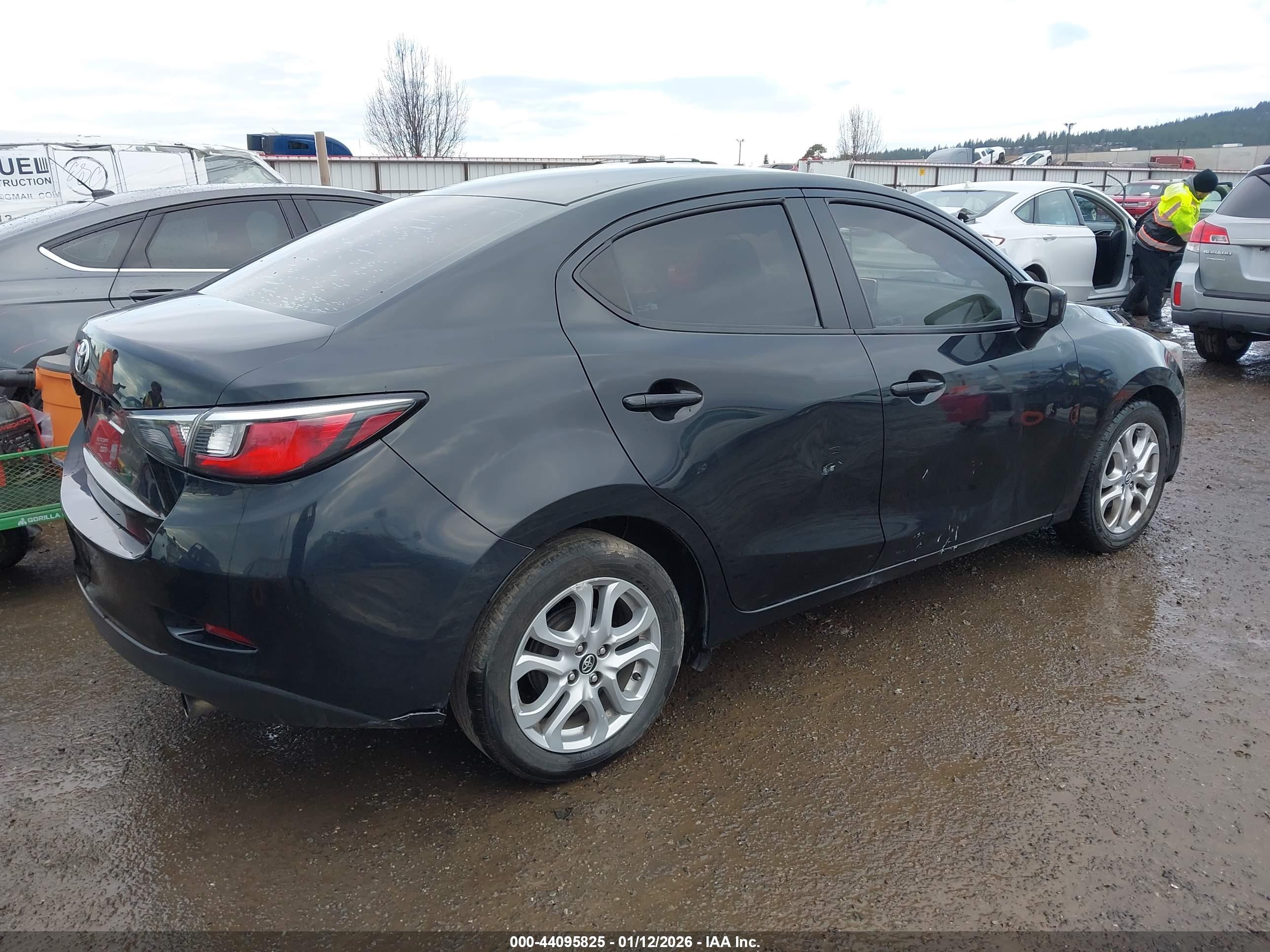 TOYOTA YARIS image 4