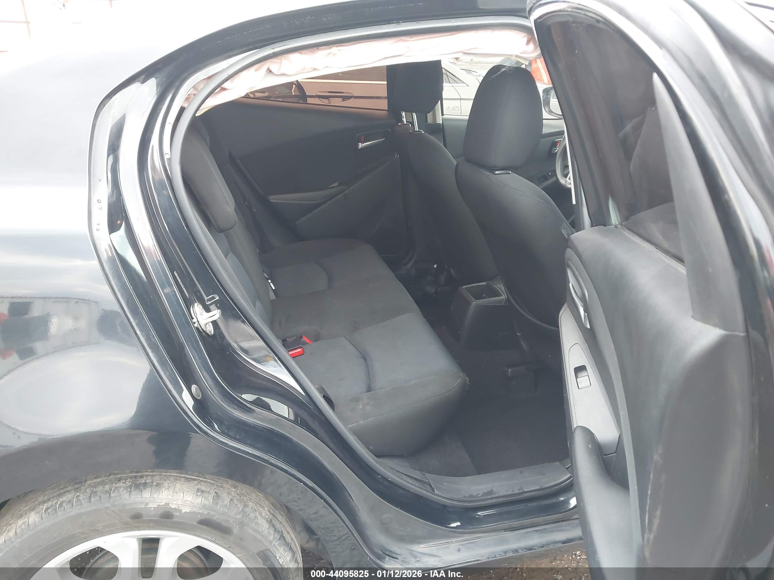 TOYOTA YARIS image 8