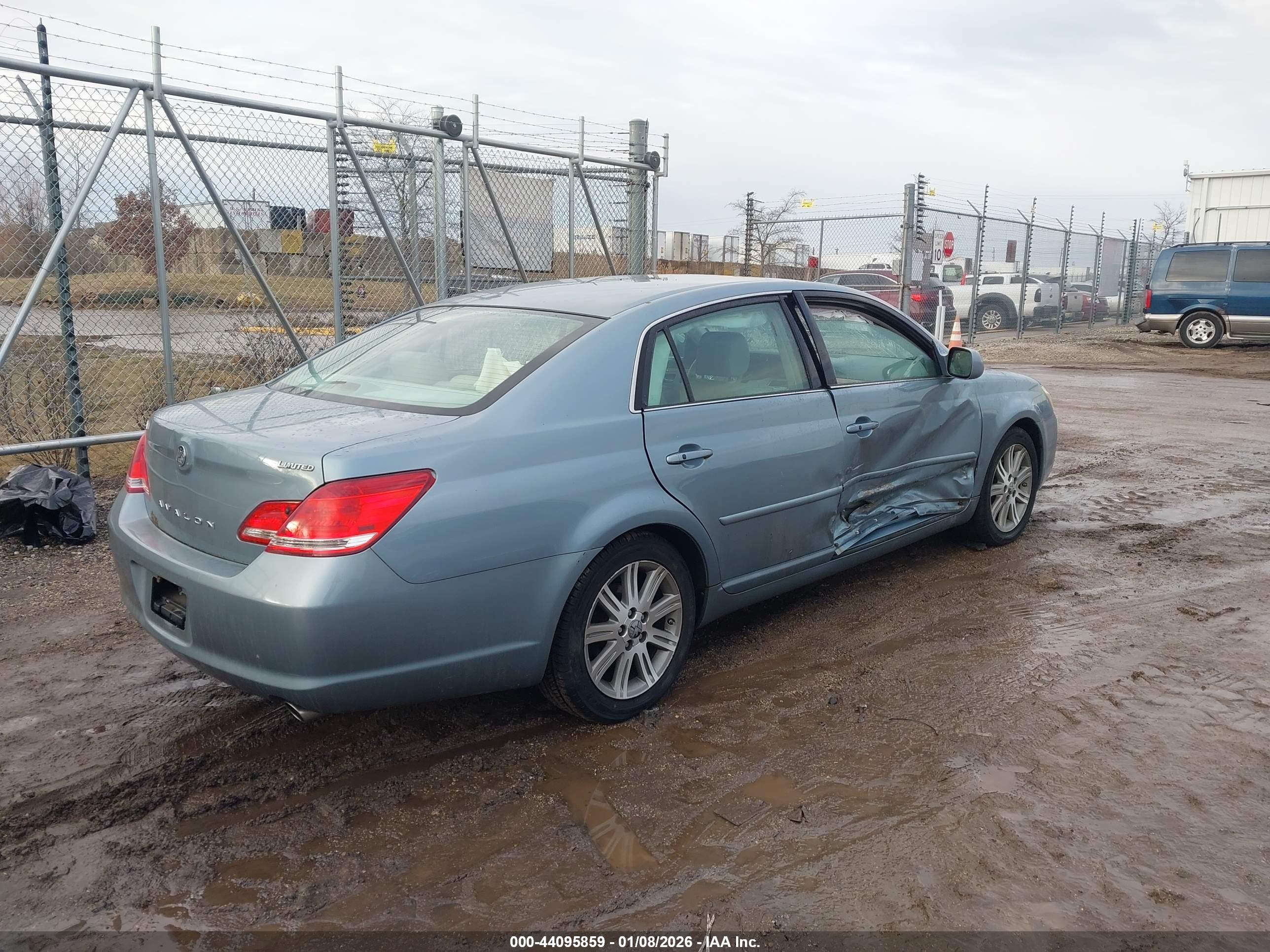 TOYOTA AVALON image 4