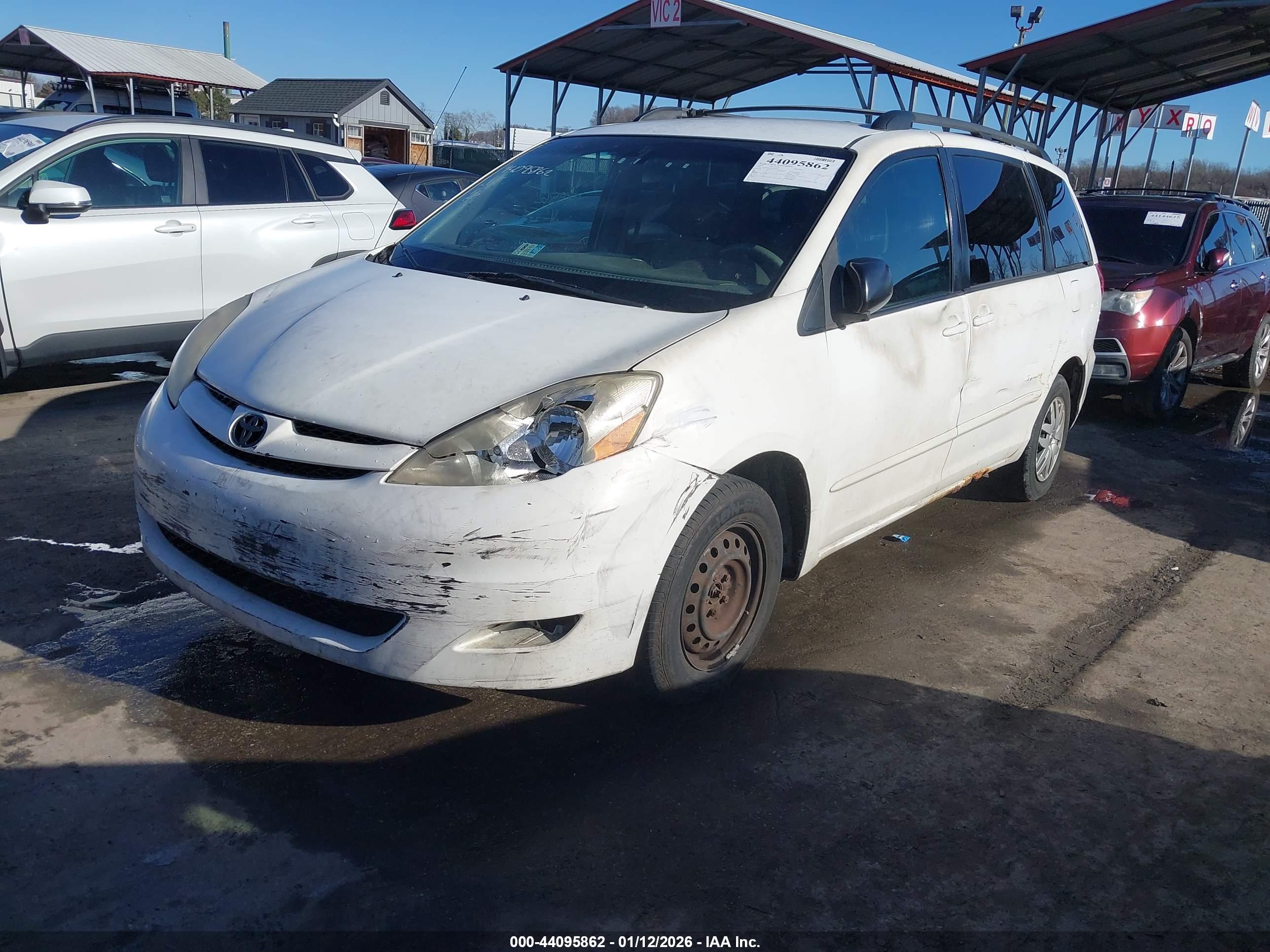 TOYOTA SIENNA image 2