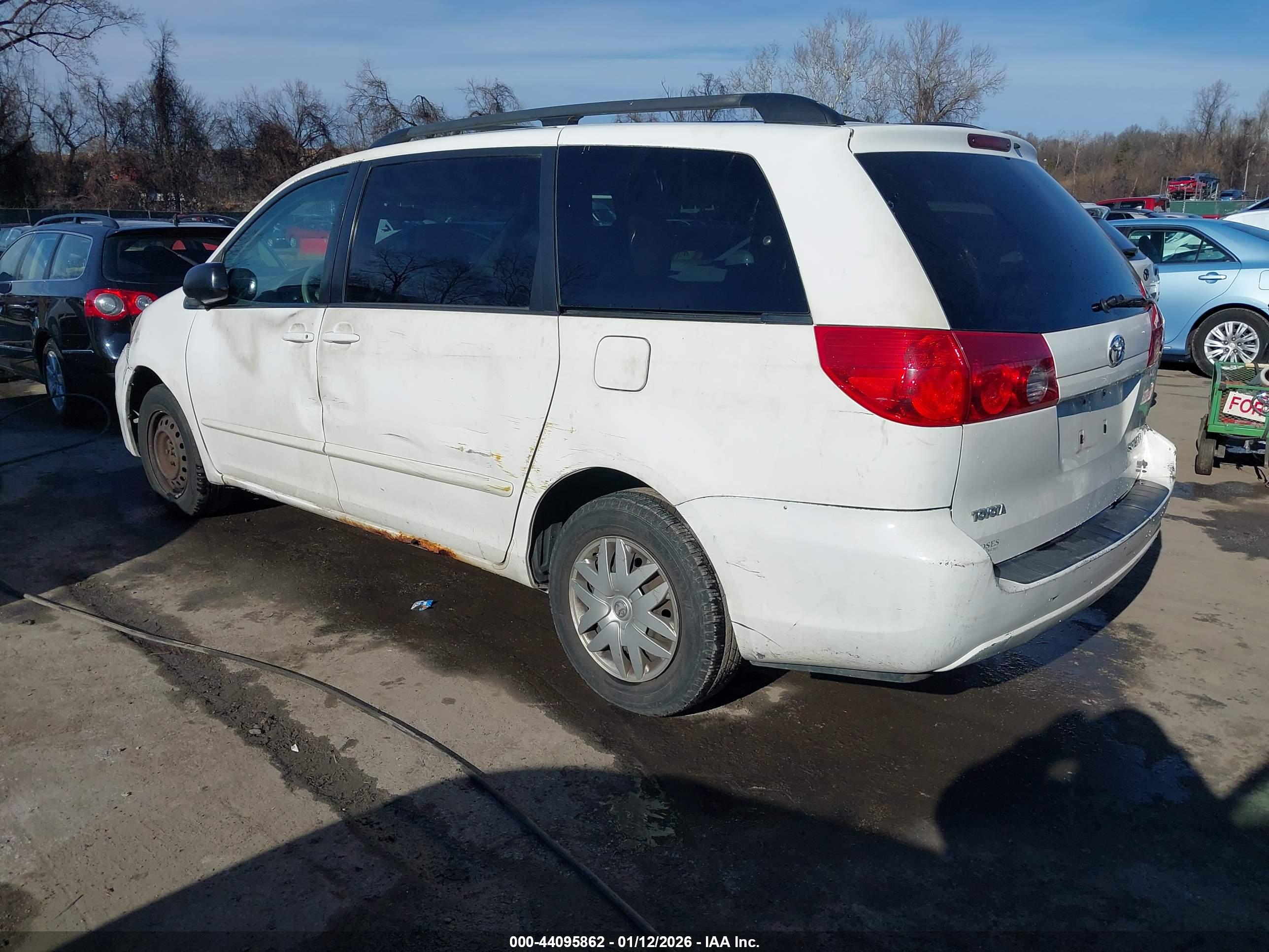 TOYOTA SIENNA image 3