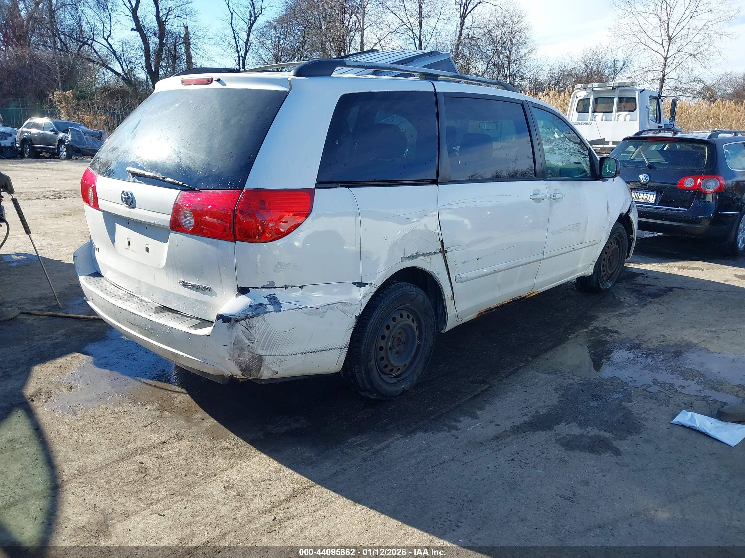 TOYOTA SIENNA image 4