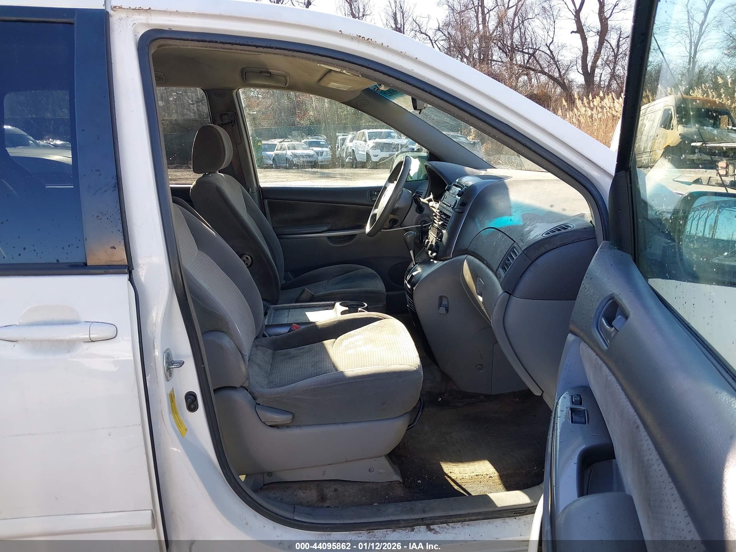 TOYOTA SIENNA image 5