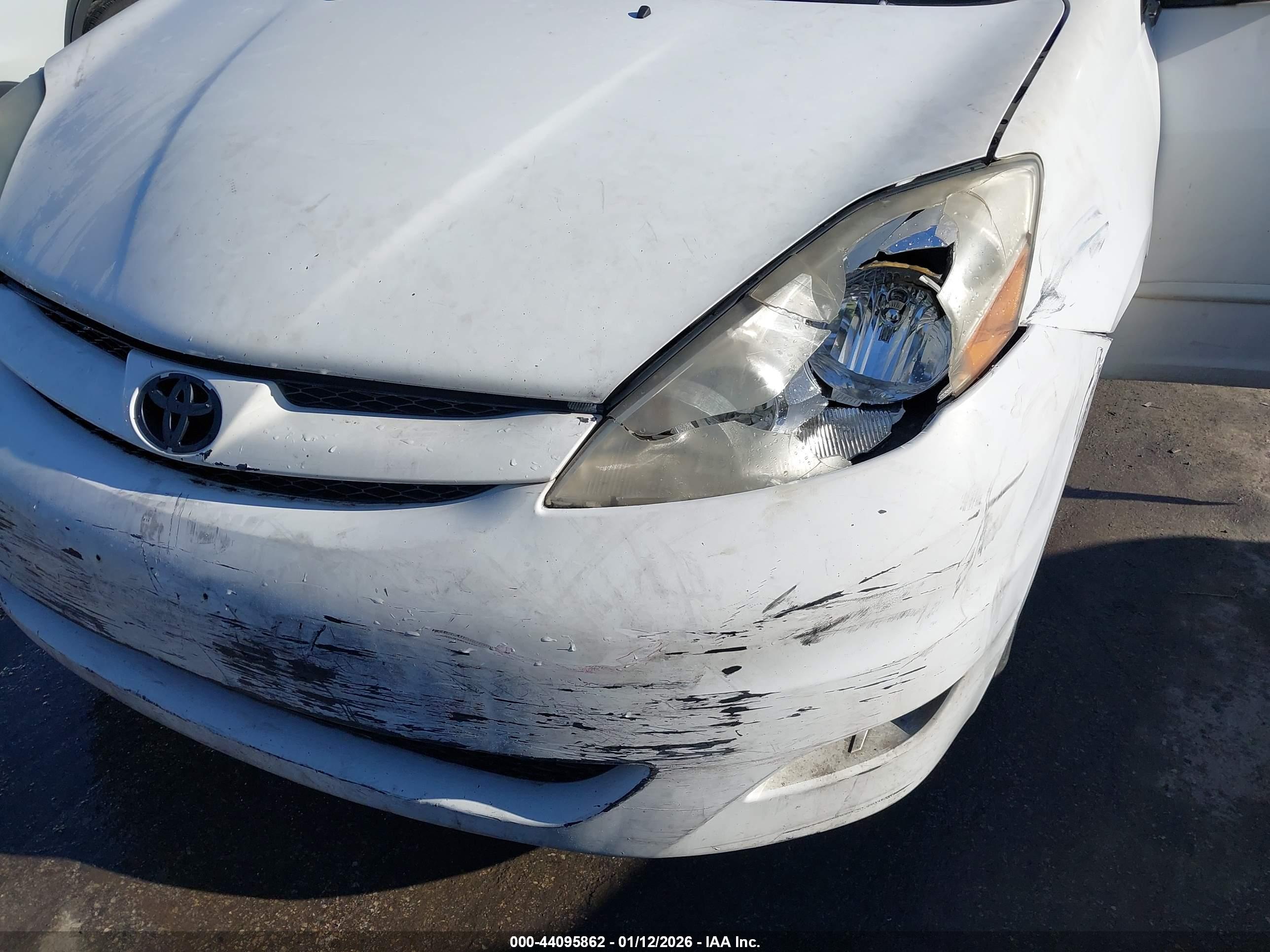 TOYOTA SIENNA image 6