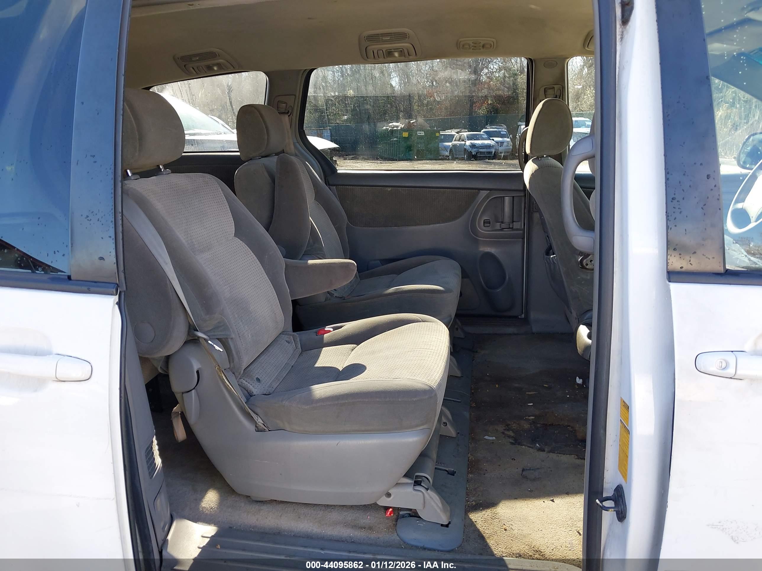 TOYOTA SIENNA image 8