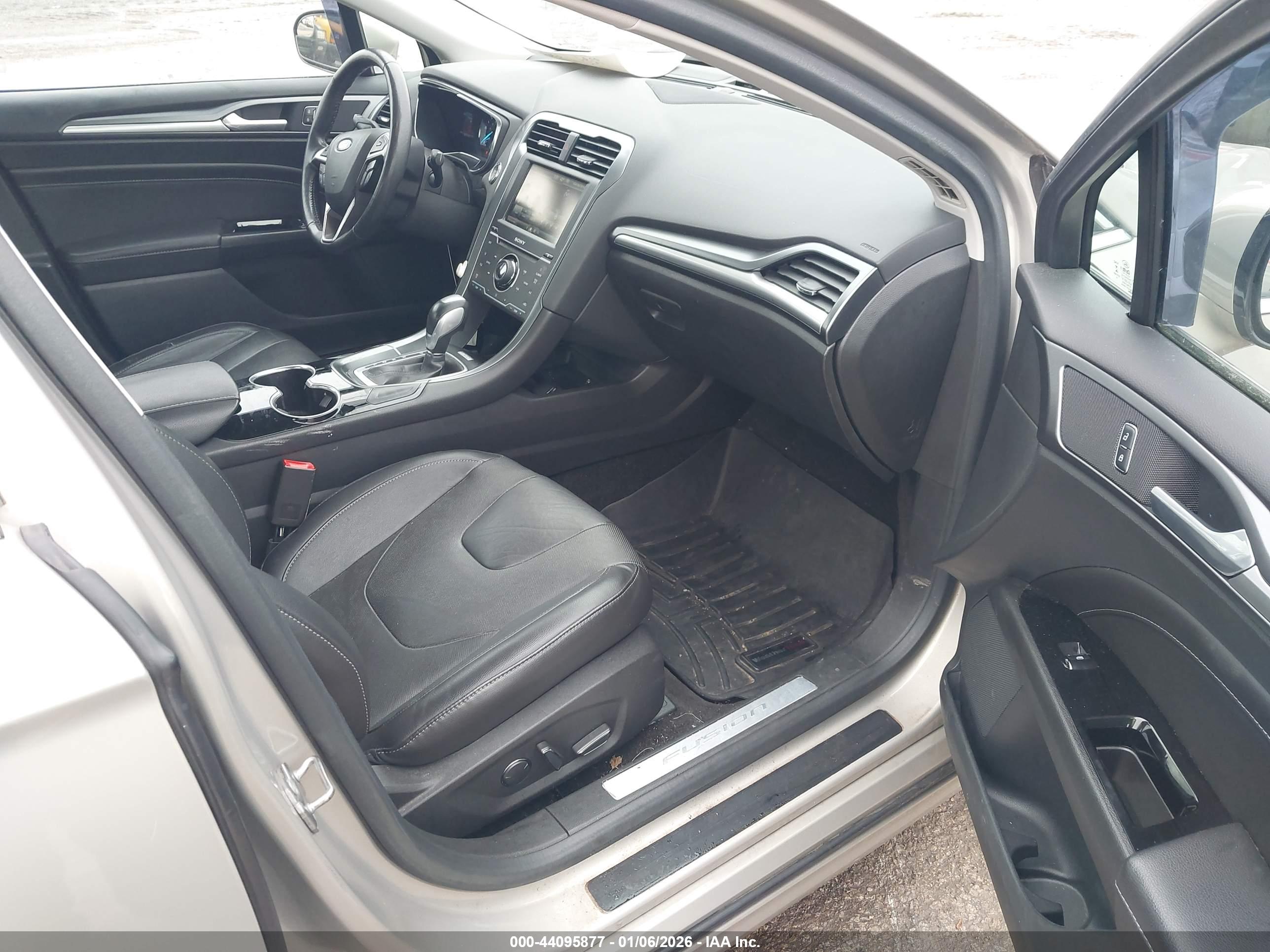 FORD FUSION image 5