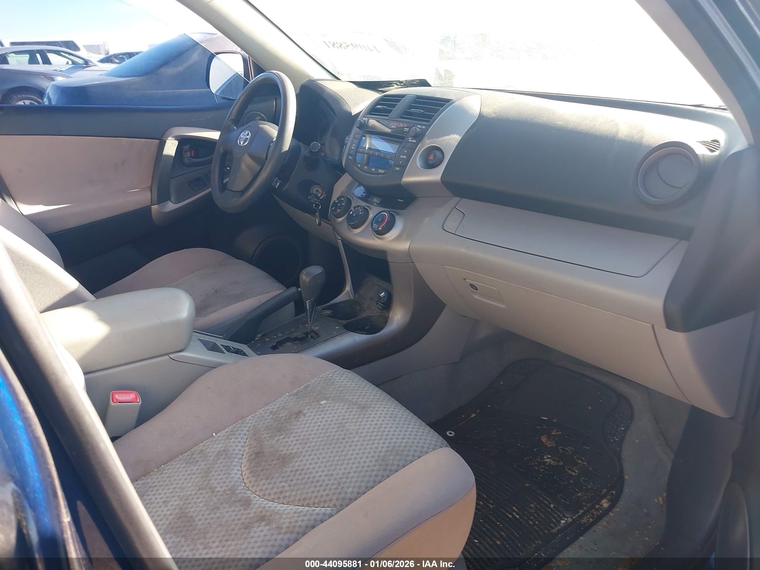 TOYOTA RAV4 image 5