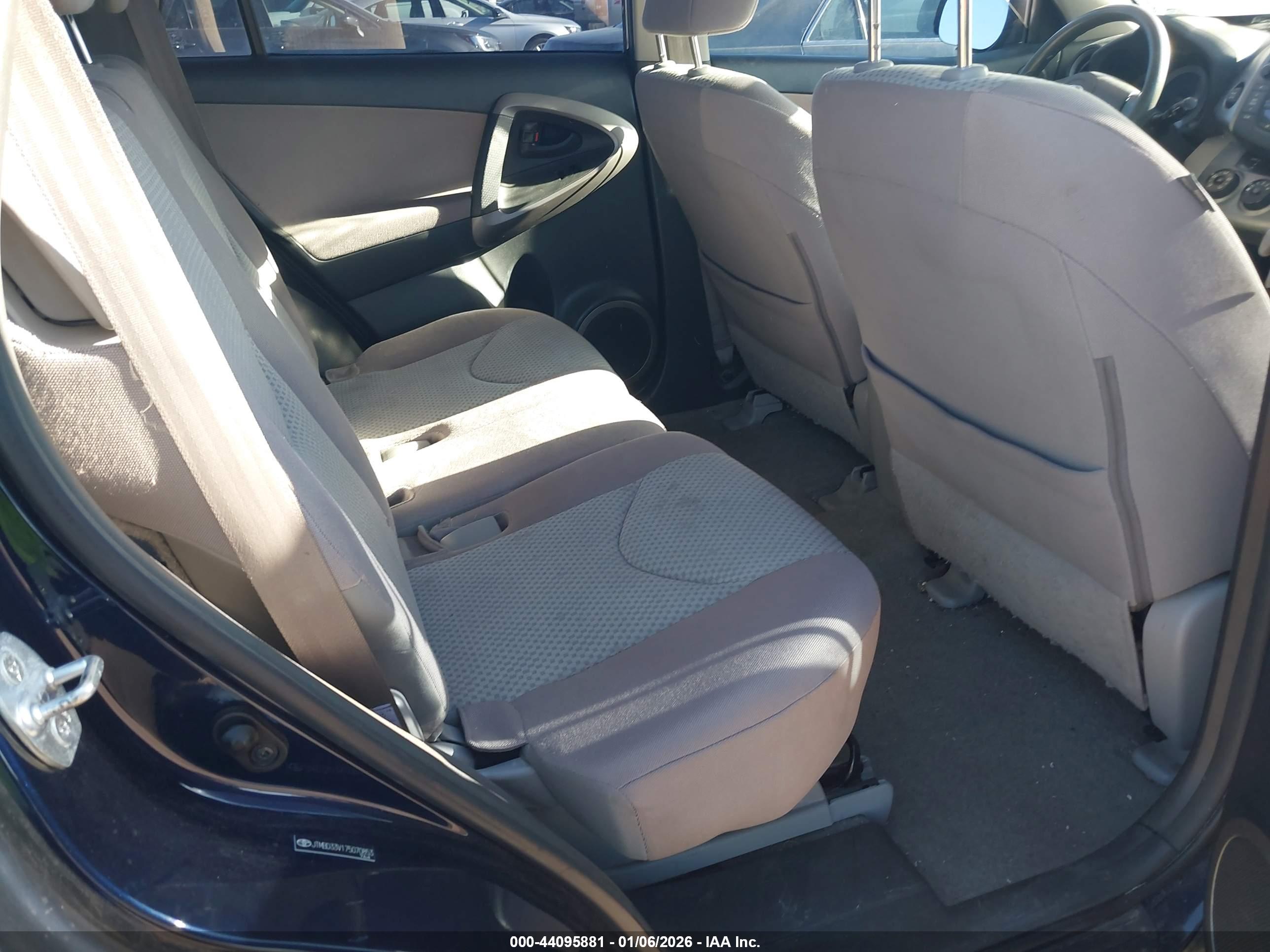 TOYOTA RAV4 image 8