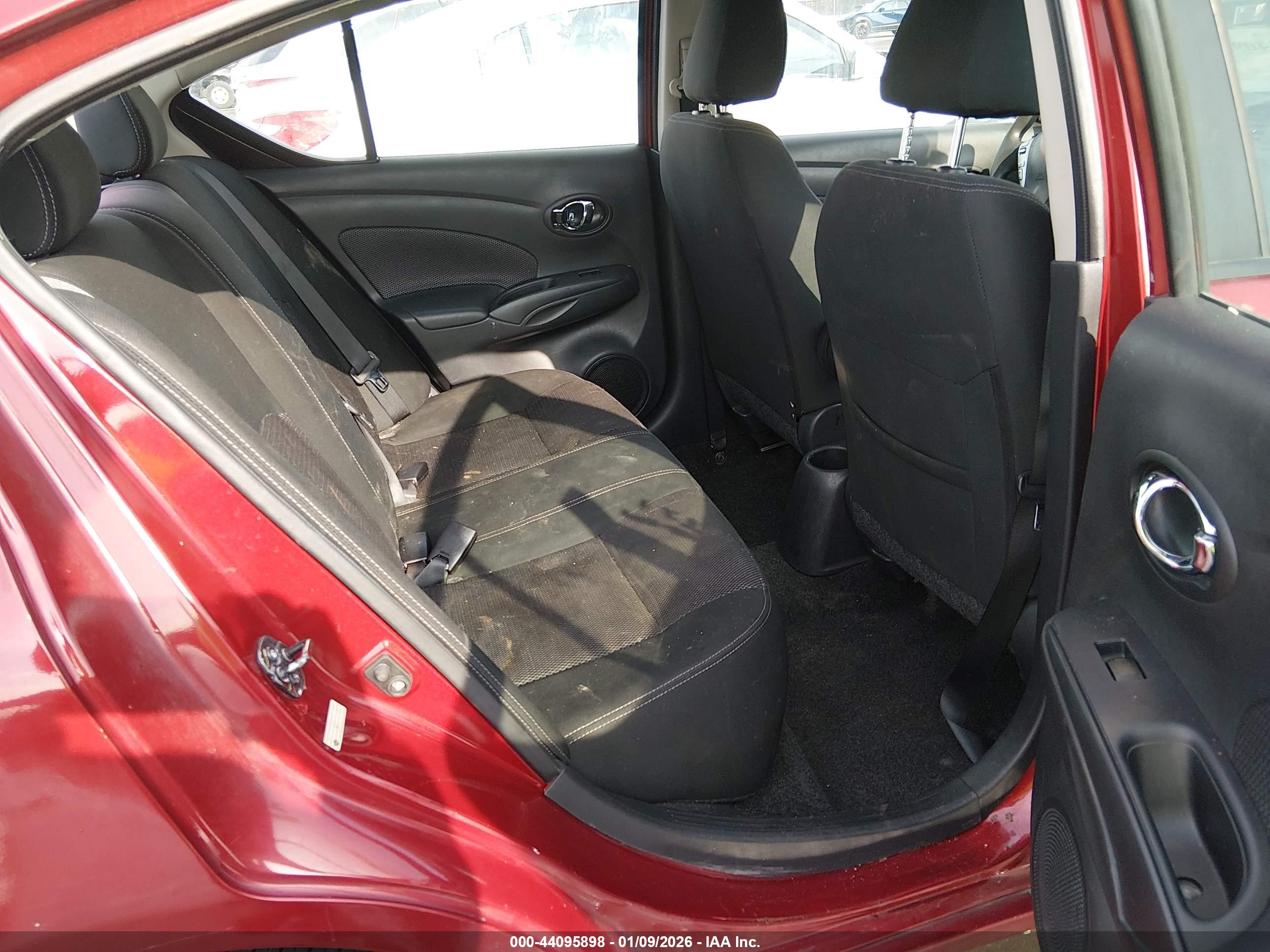 NISSAN VERSA image 8
