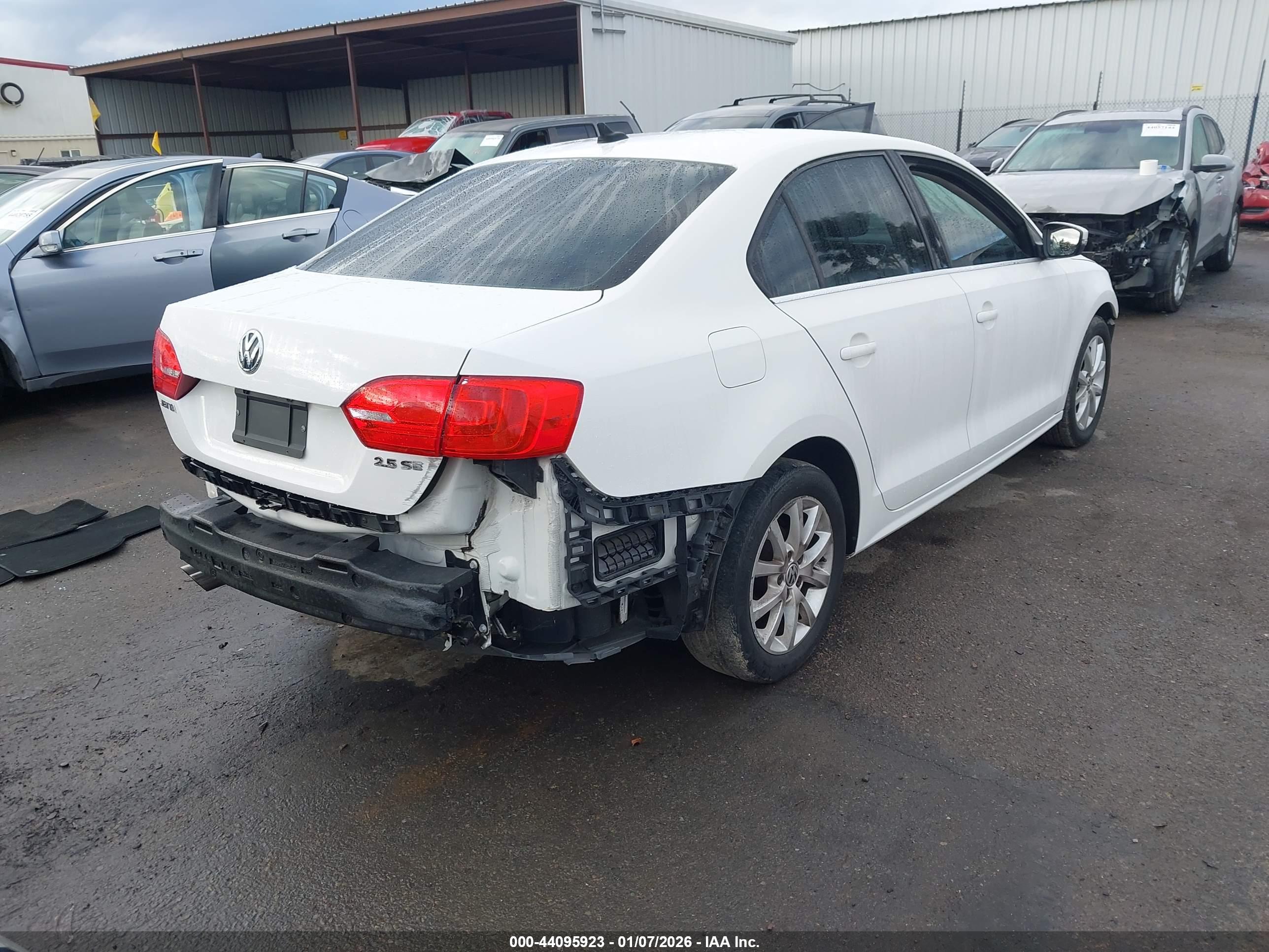 VOLKSWAGEN JETTA image 4