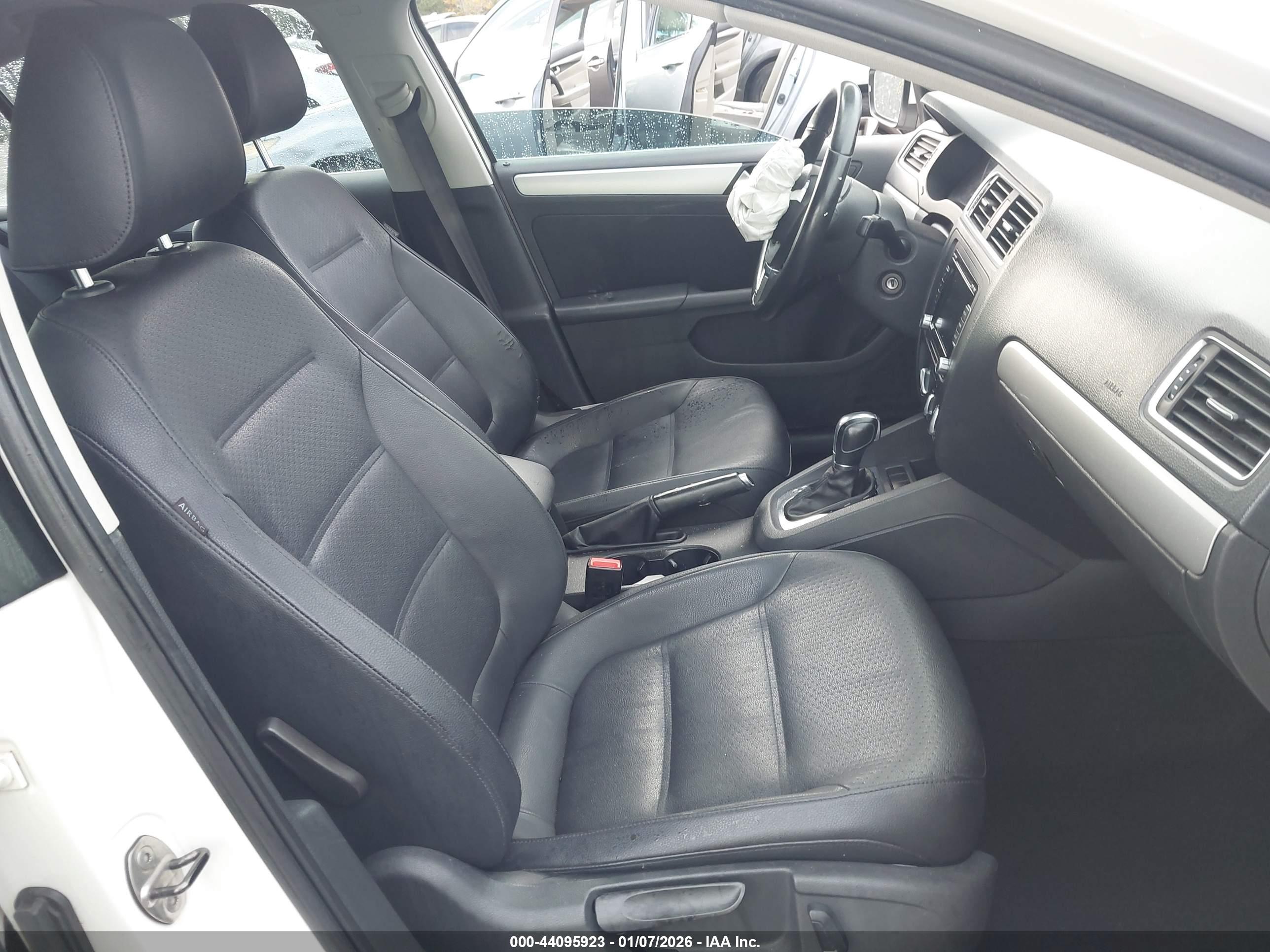 VOLKSWAGEN JETTA image 5
