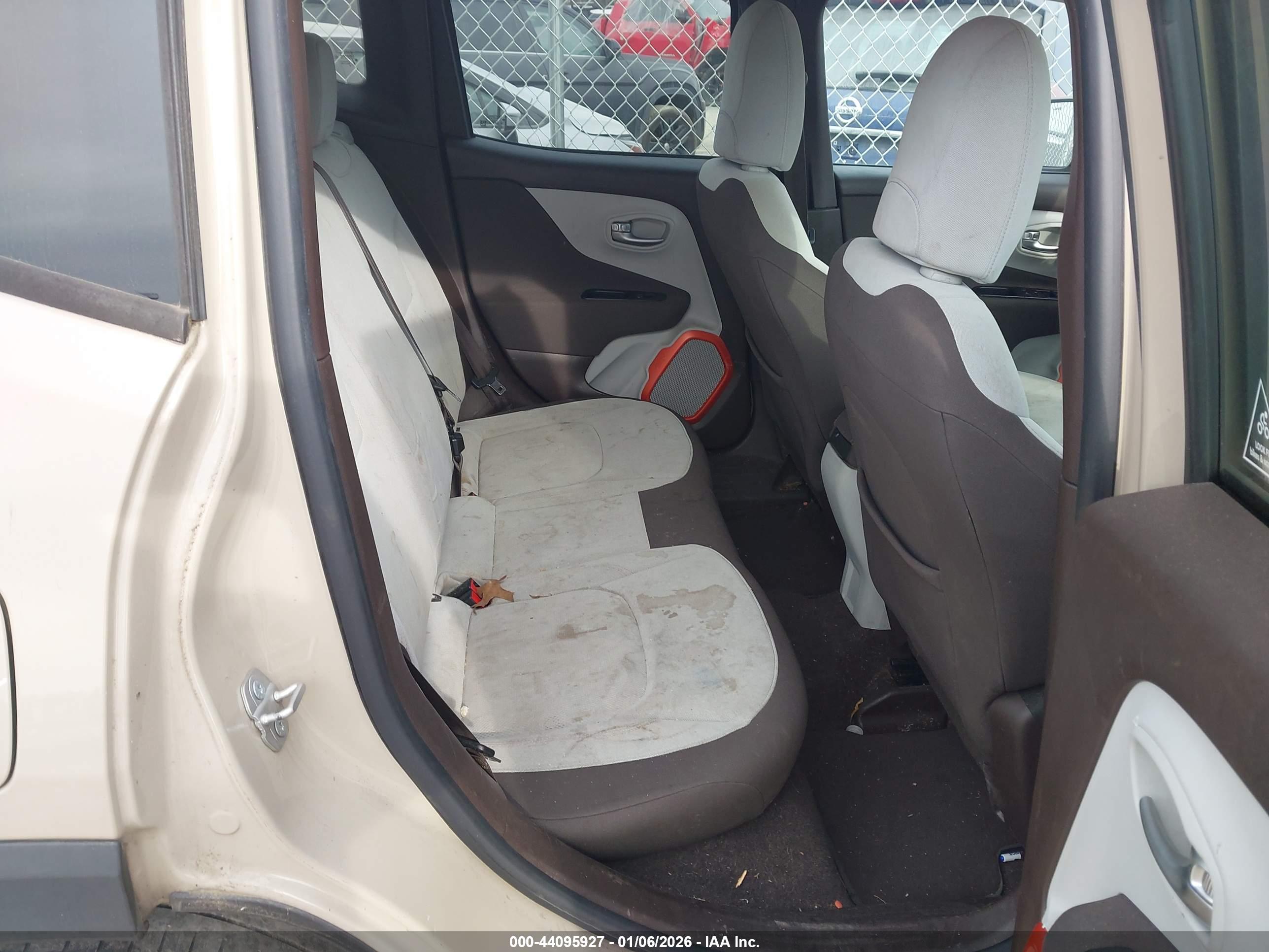 JEEP RENEGADE image 8