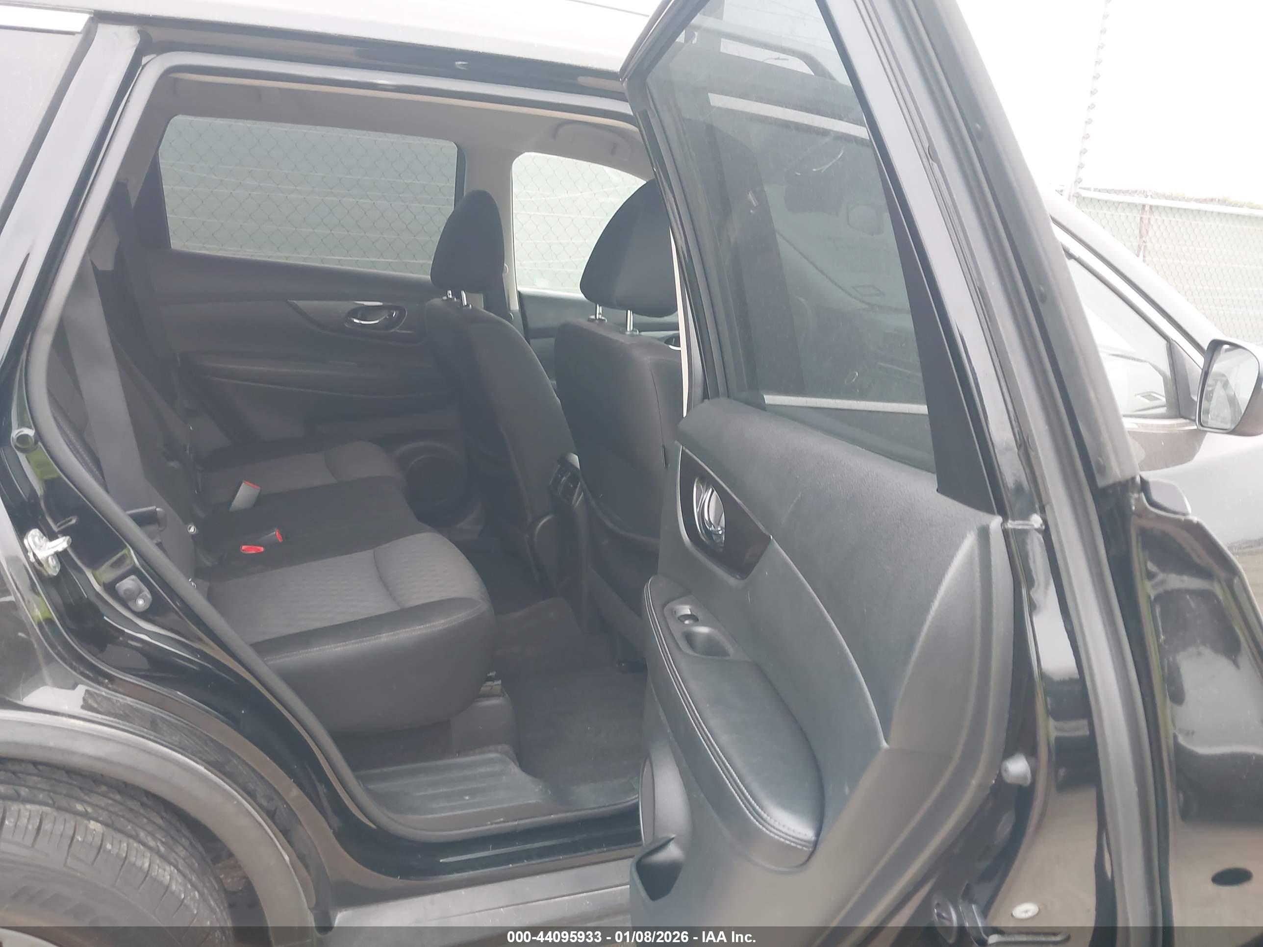 NISSAN ROGUE image 8