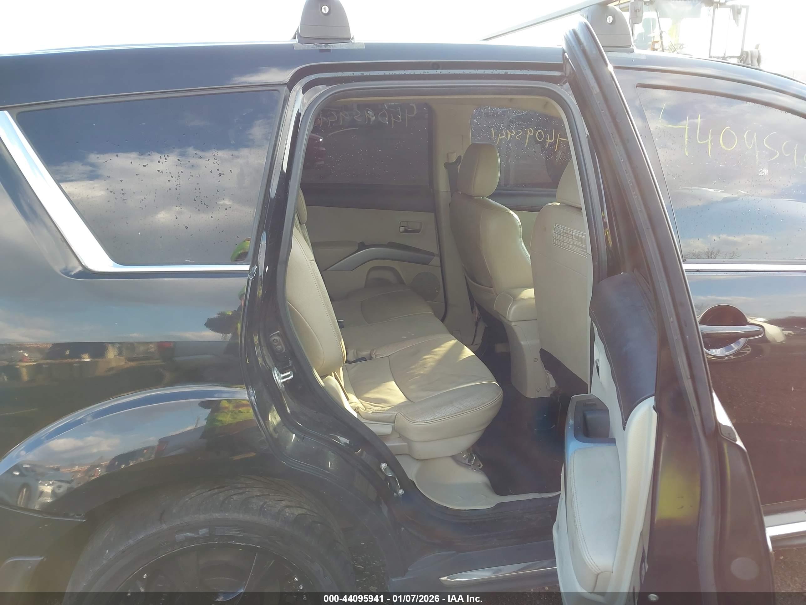 MITSUBISHI OUTLANDER image 8