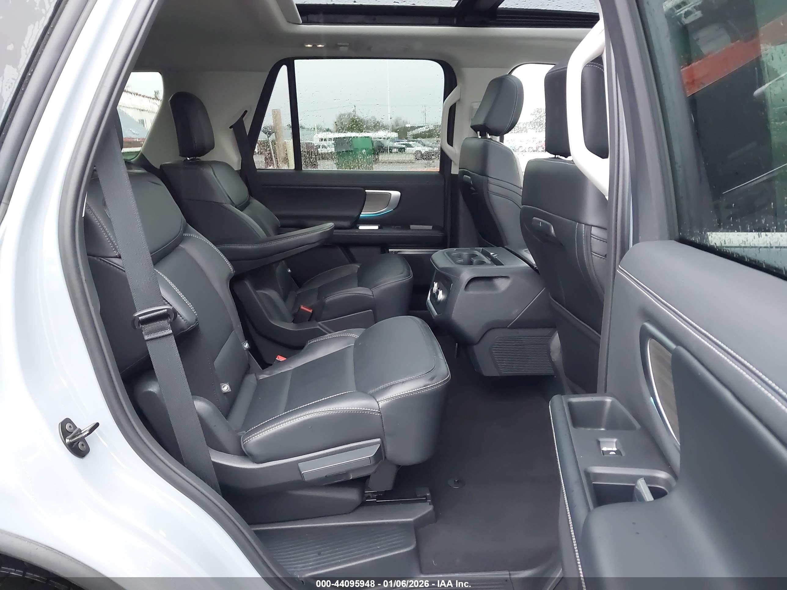FORD EXPEDITION image 8