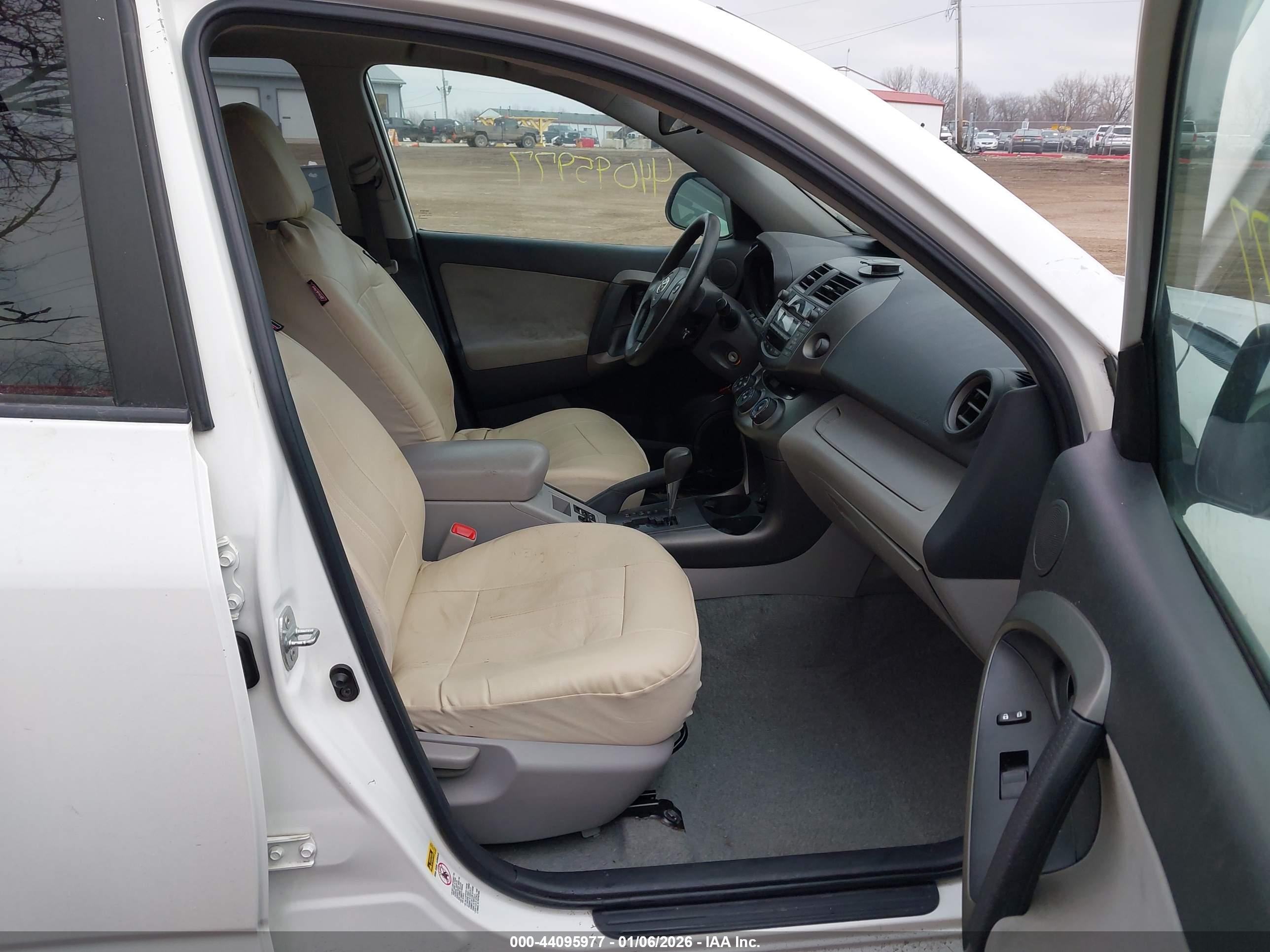 TOYOTA RAV4 image 5