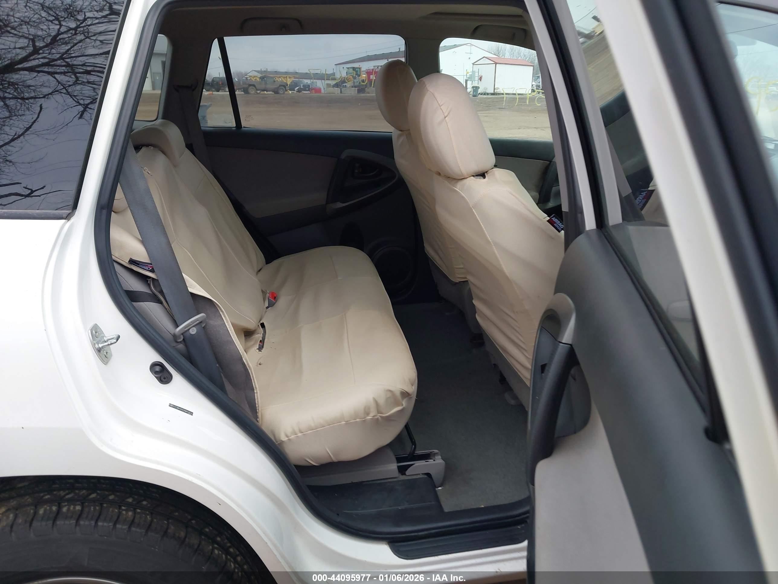 TOYOTA RAV4 image 8
