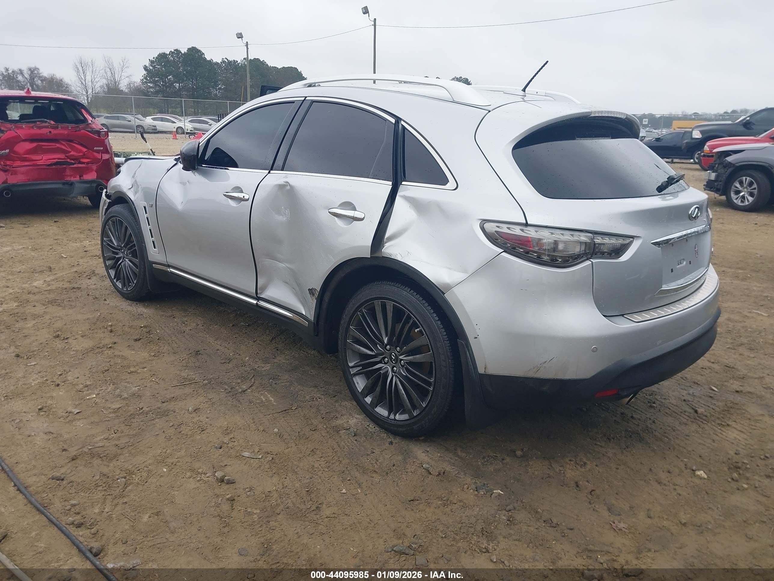 INFINITI QX70 image 3