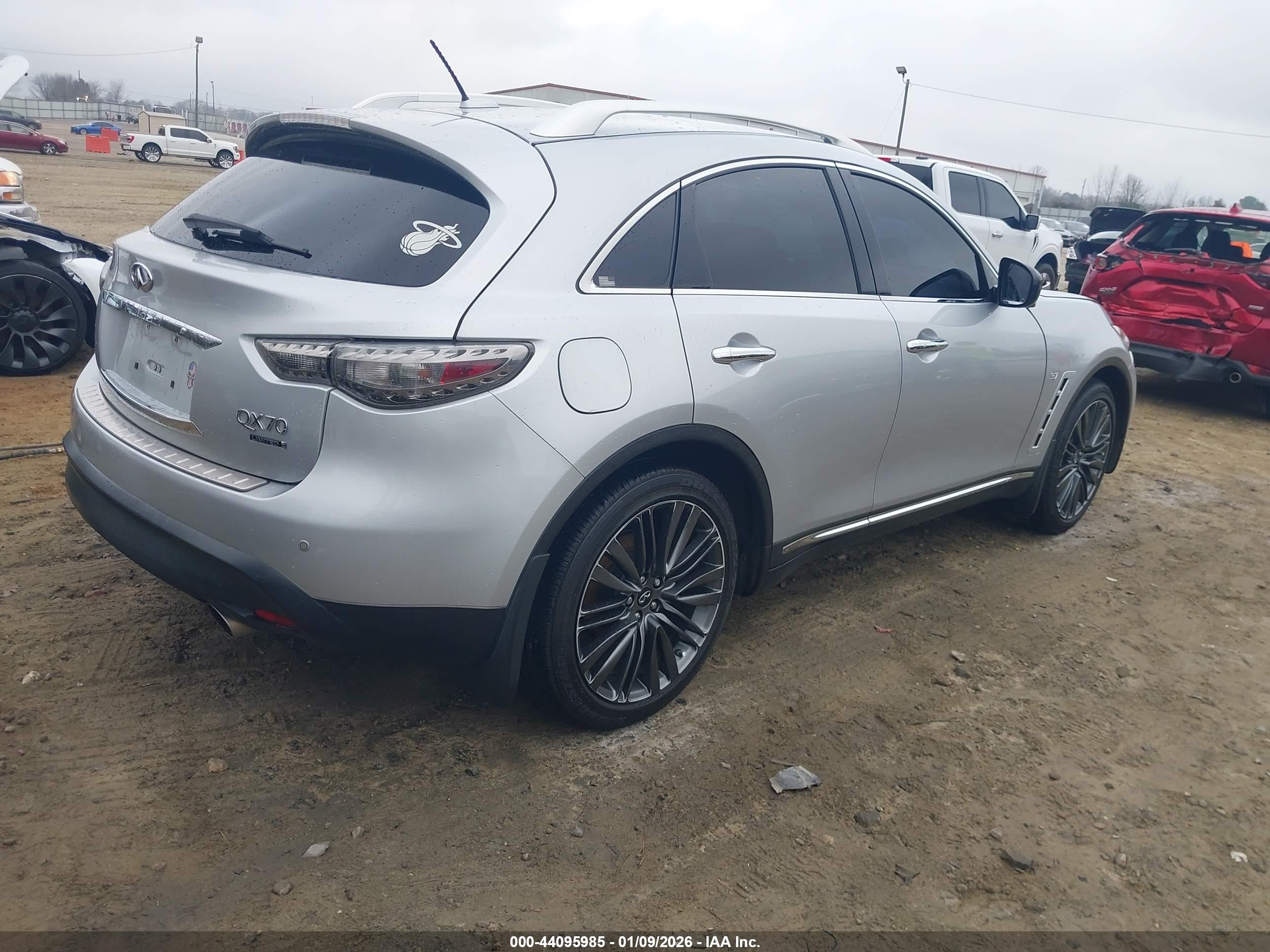 INFINITI QX70 image 4