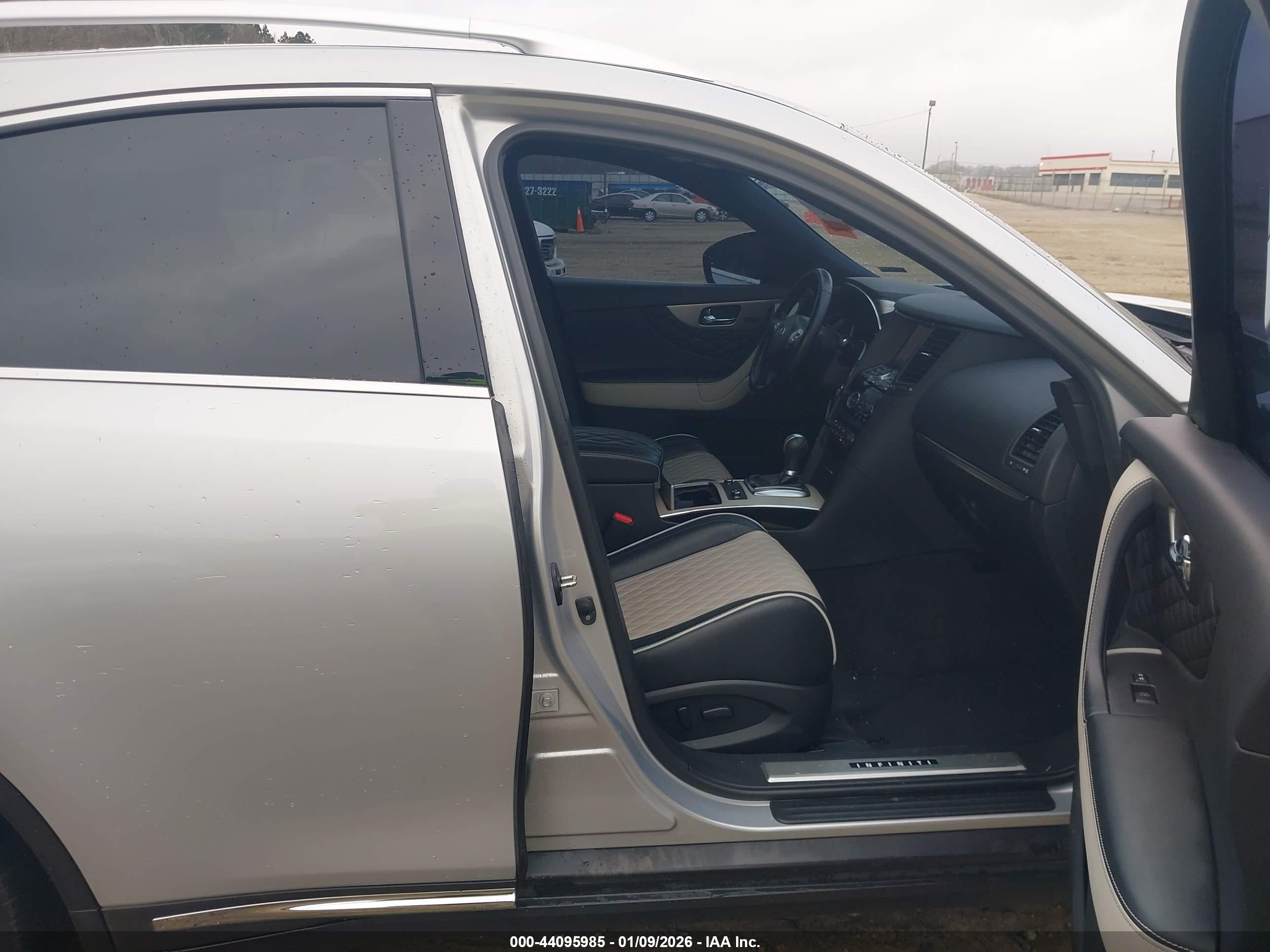 INFINITI QX70 image 5