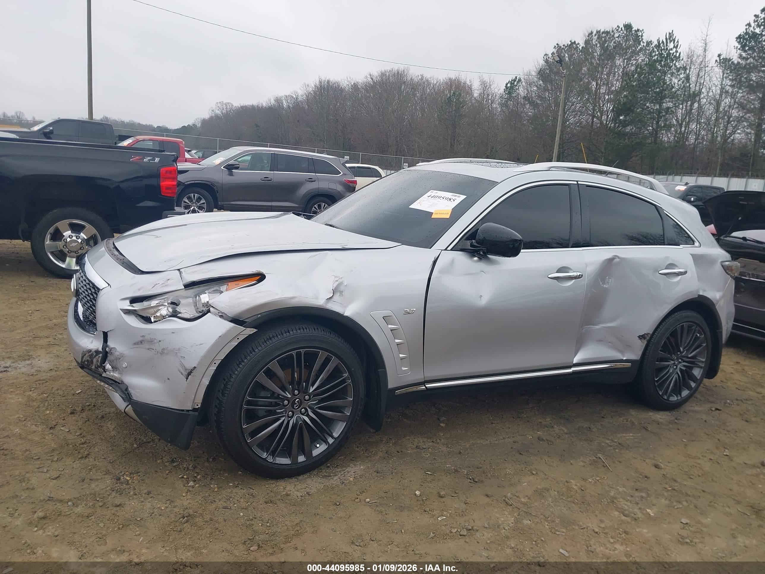 INFINITI QX70 image 6