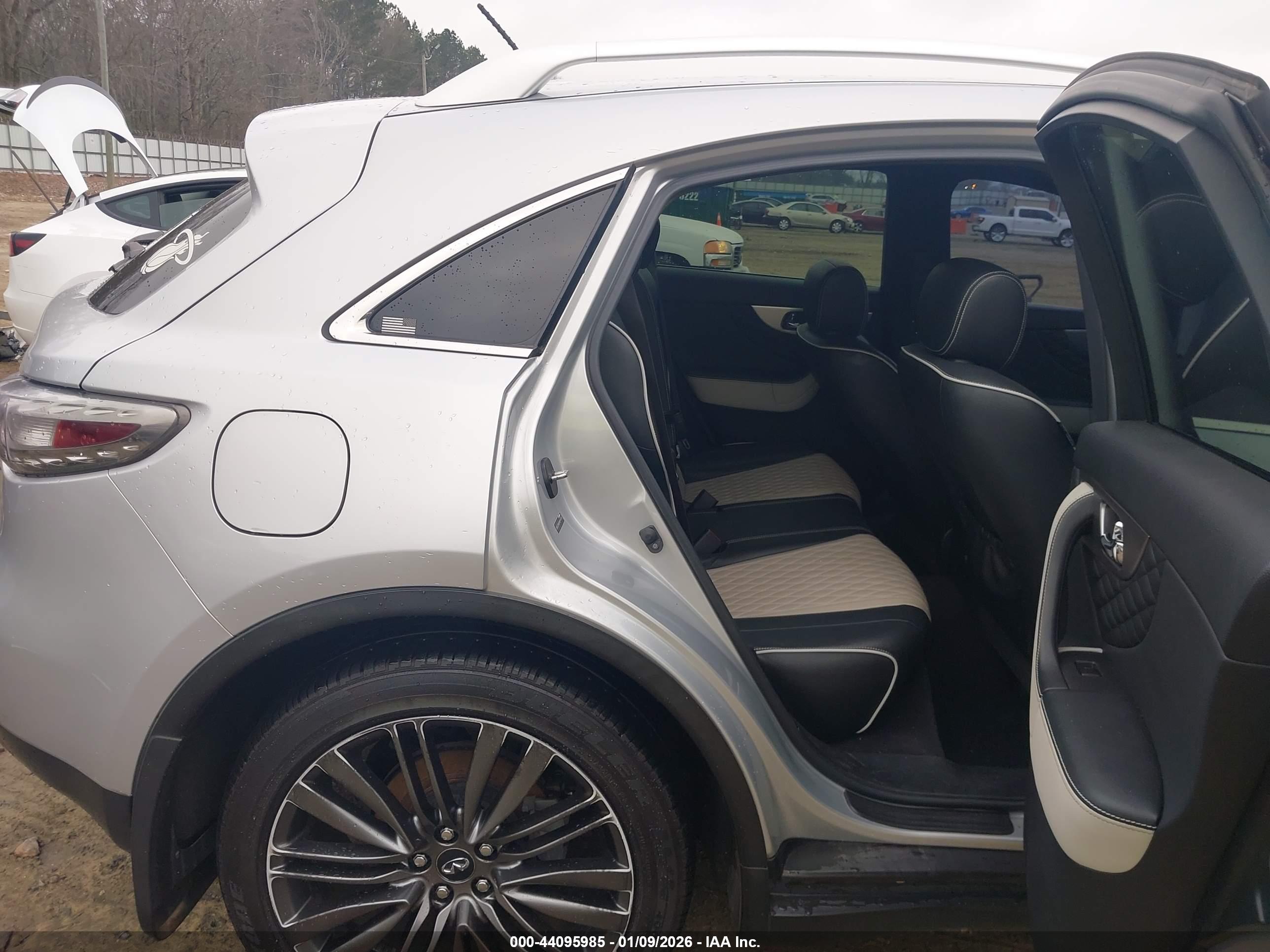 INFINITI QX70 image 8