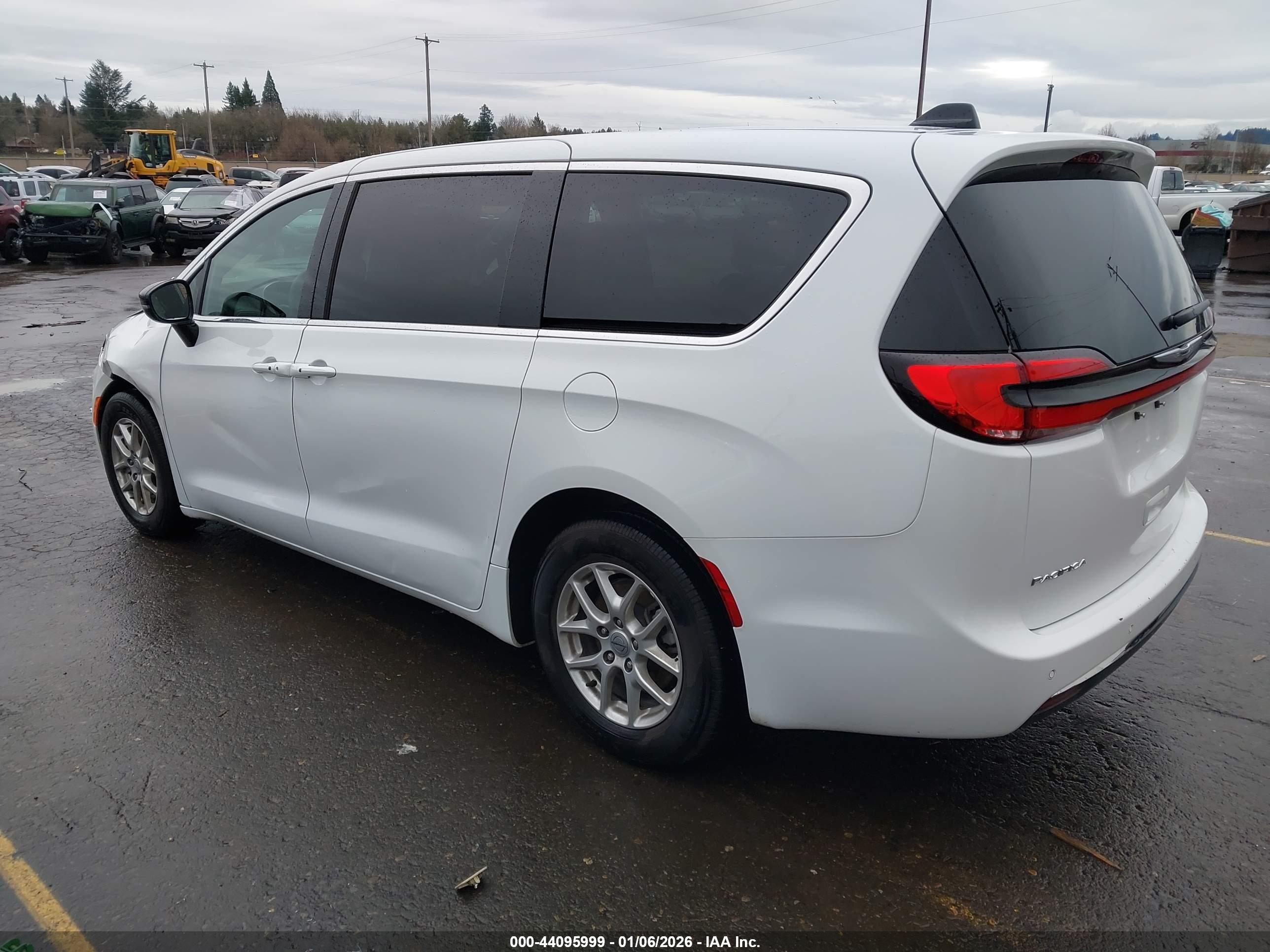 CHRYSLER PACIFICA image 3
