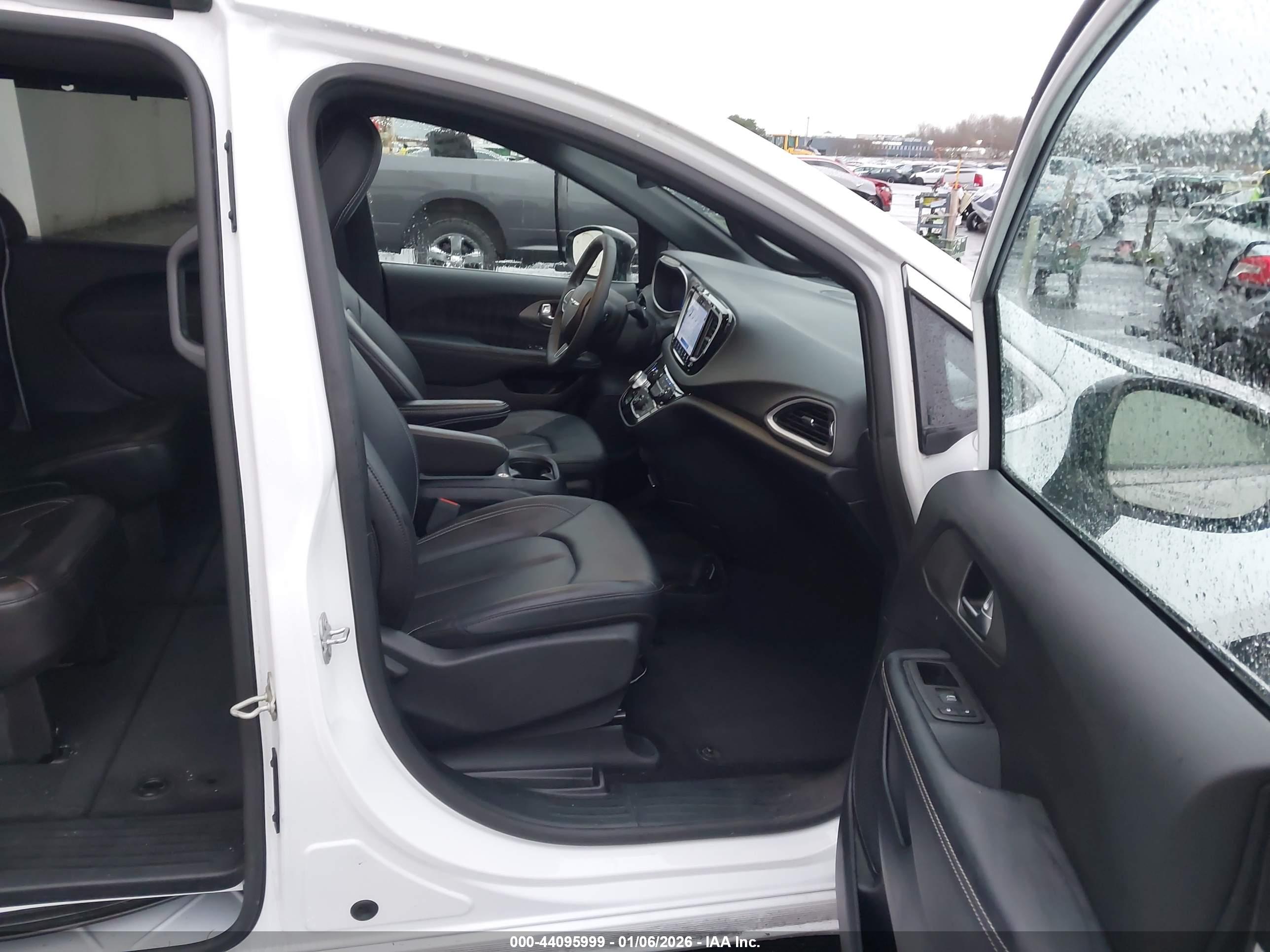CHRYSLER PACIFICA image 5