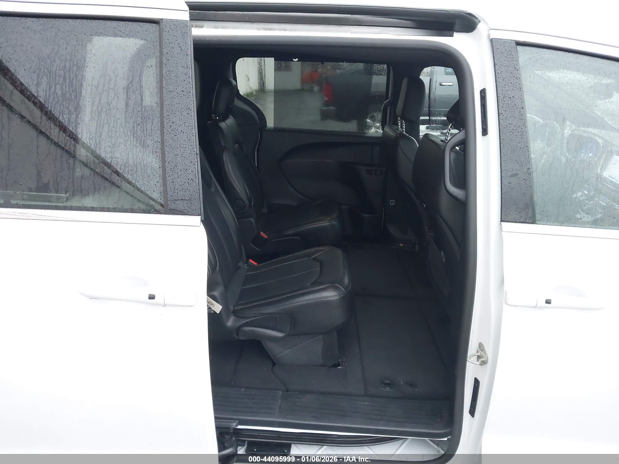 CHRYSLER PACIFICA image 8