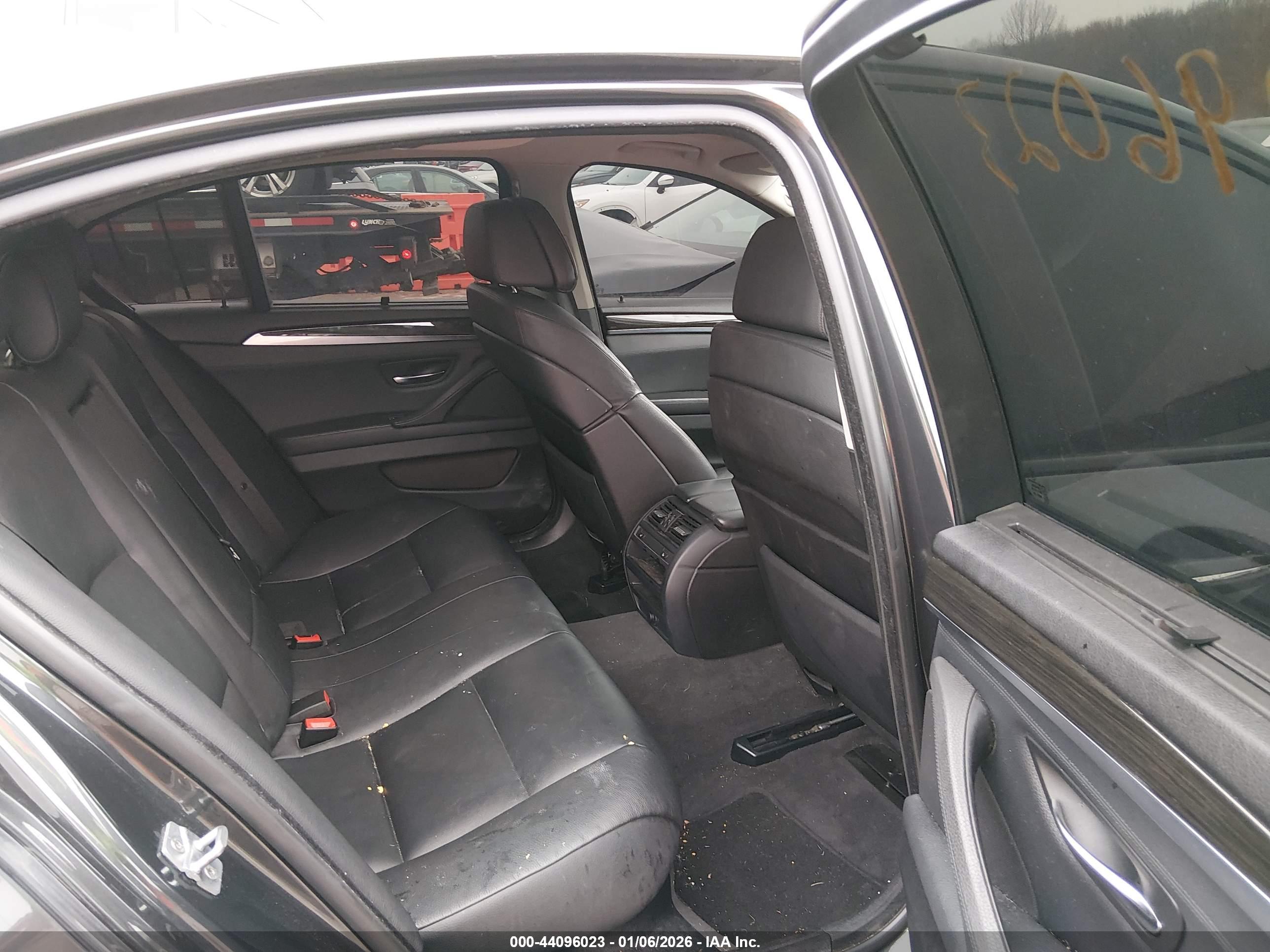 BMW 550I image 8