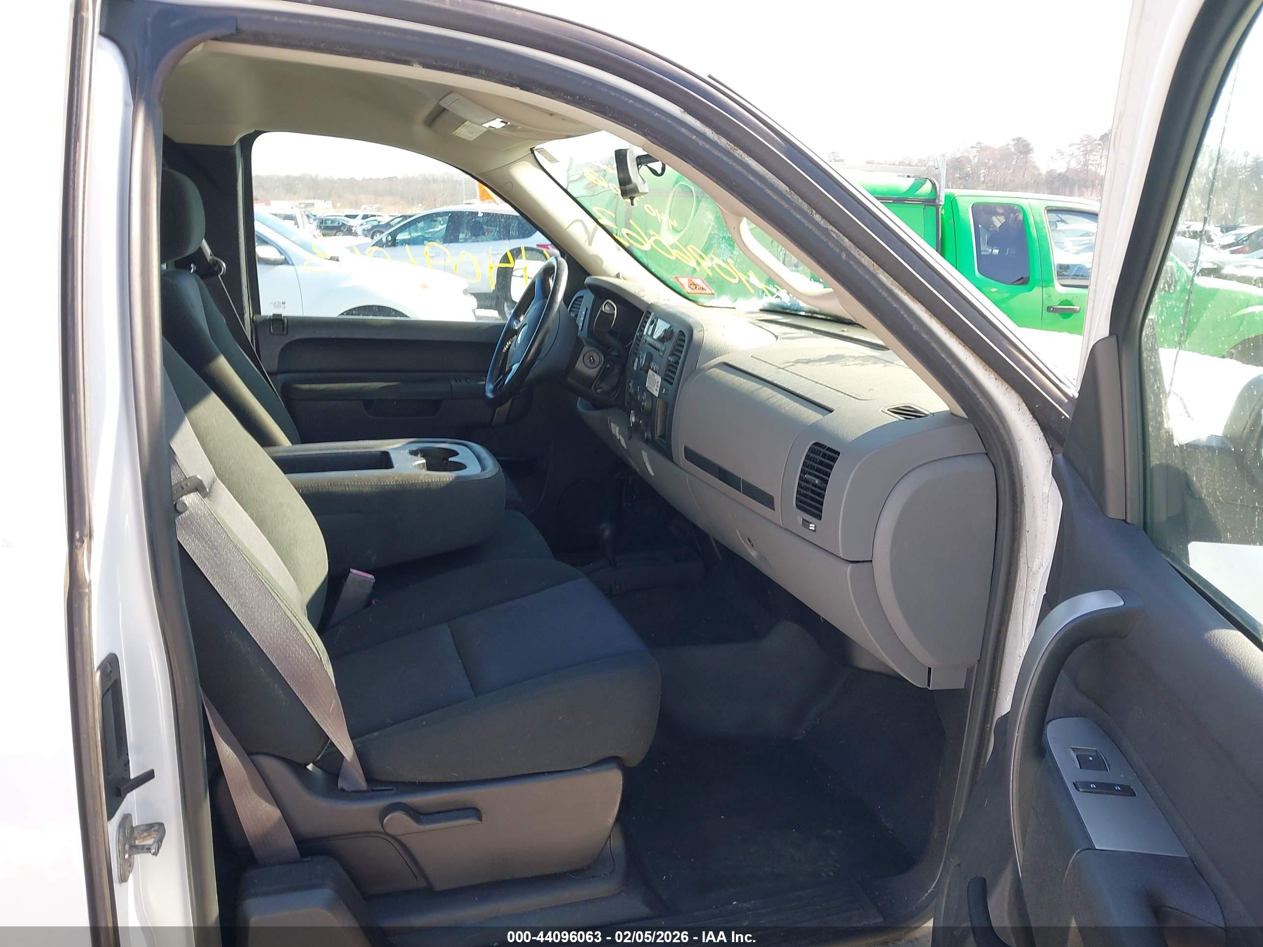CHEVROLET SILVERADO image 5