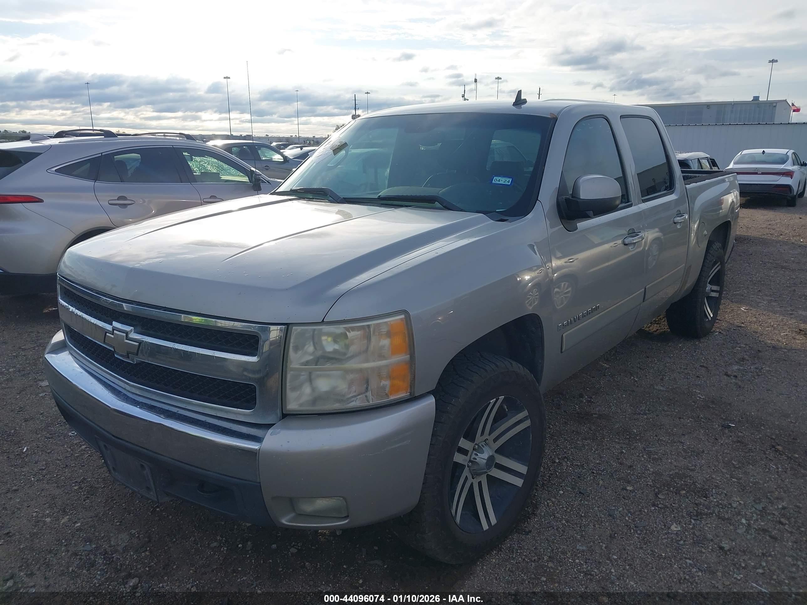 CHEVROLET SILVERADO image 6