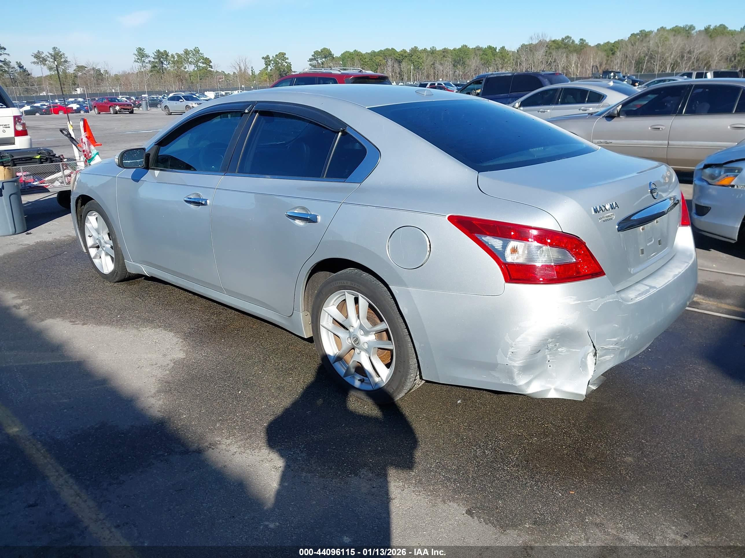 NISSAN MAXIMA image 3