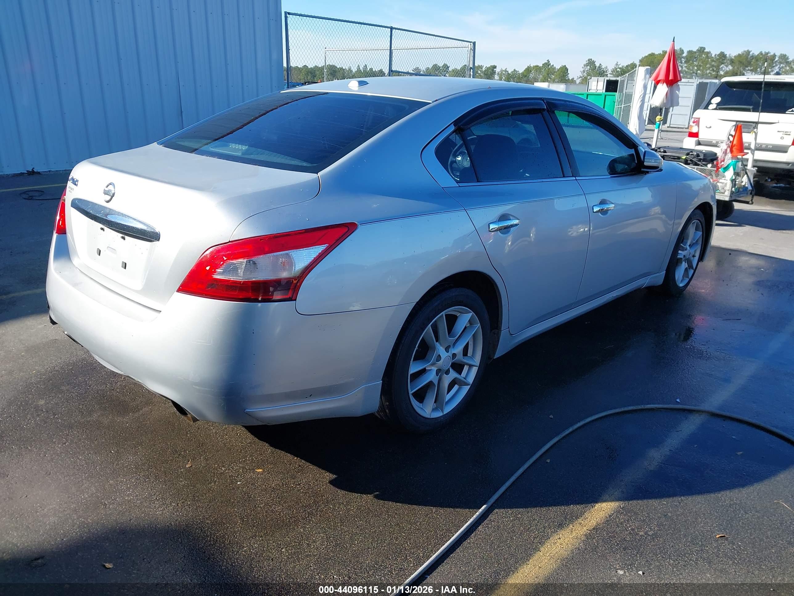 NISSAN MAXIMA image 4
