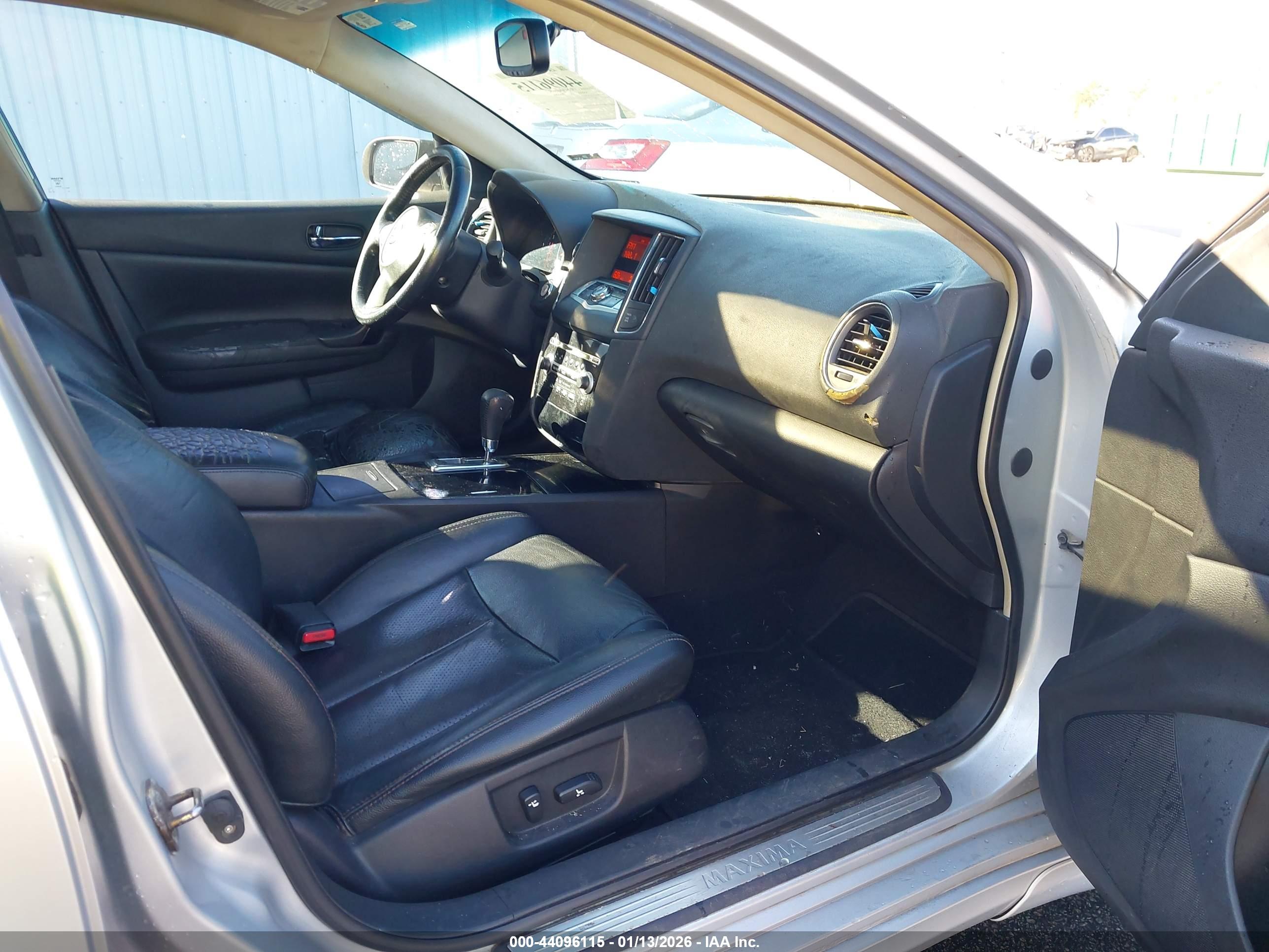 NISSAN MAXIMA image 5