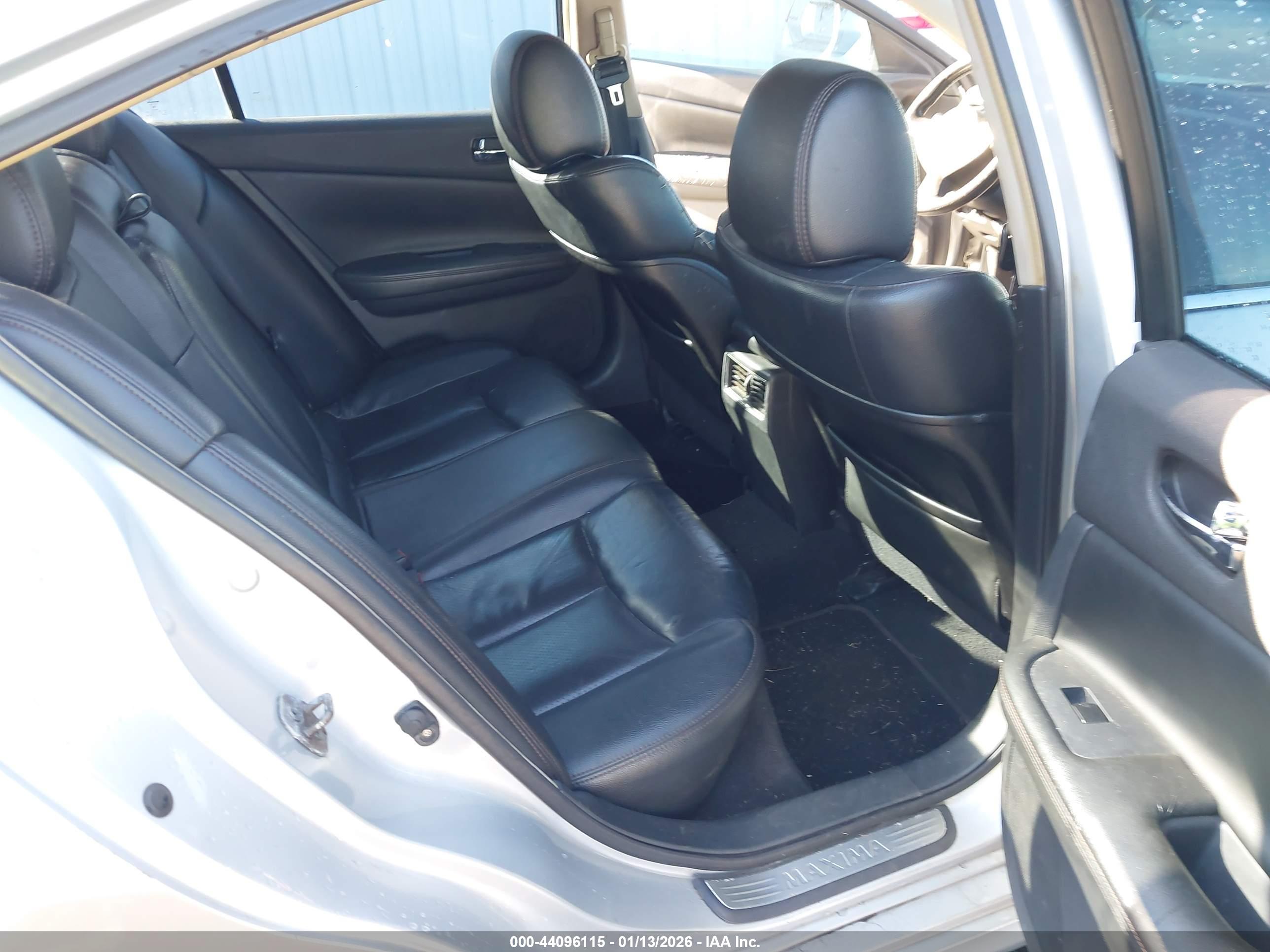NISSAN MAXIMA image 8