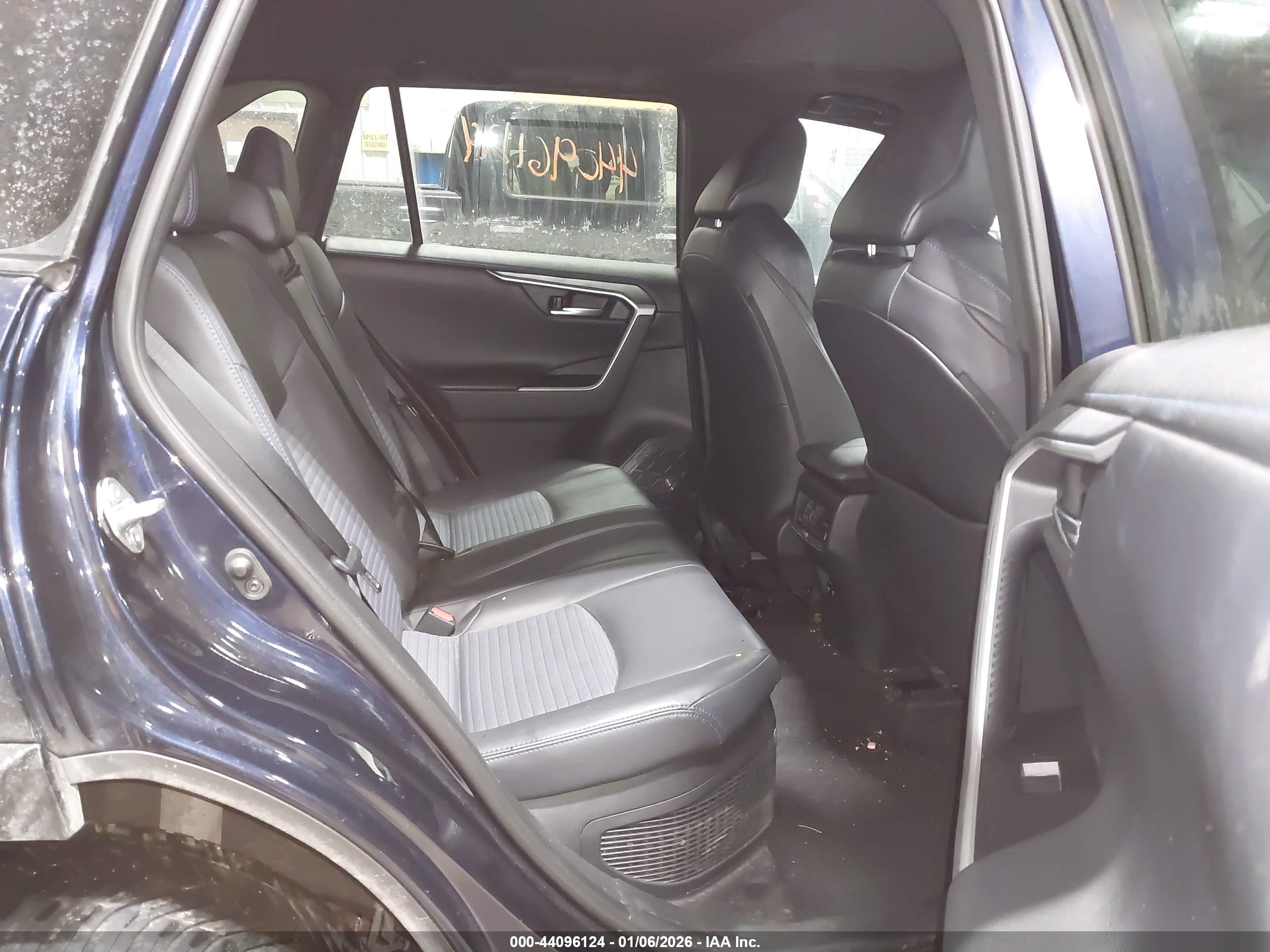 TOYOTA RAV4 image 8